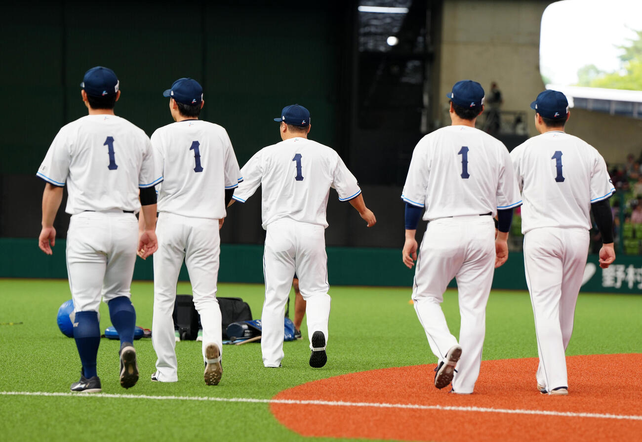 西武対楽天　背番号「1」のユニホームを着用する西武の選手たち（撮影・江口和貴）