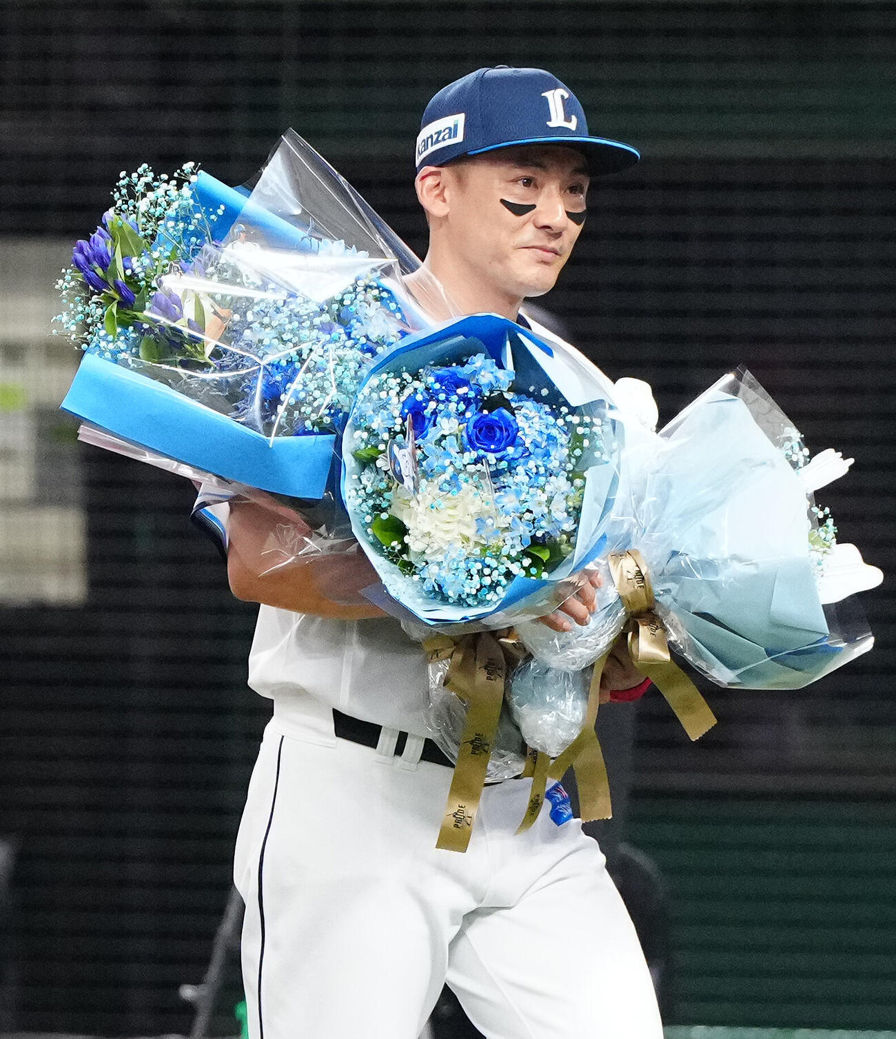 西武対楽天　試合前、家族から花束を受け取った西武栗山巧（撮影・江口和貴）