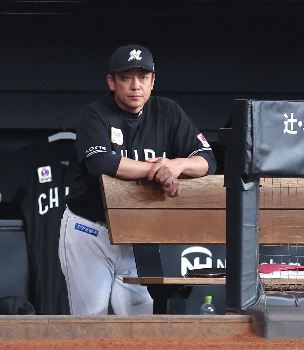 日本ハム対ロッテ　試合を見つめるサブロー監督（撮影・黒川智章）