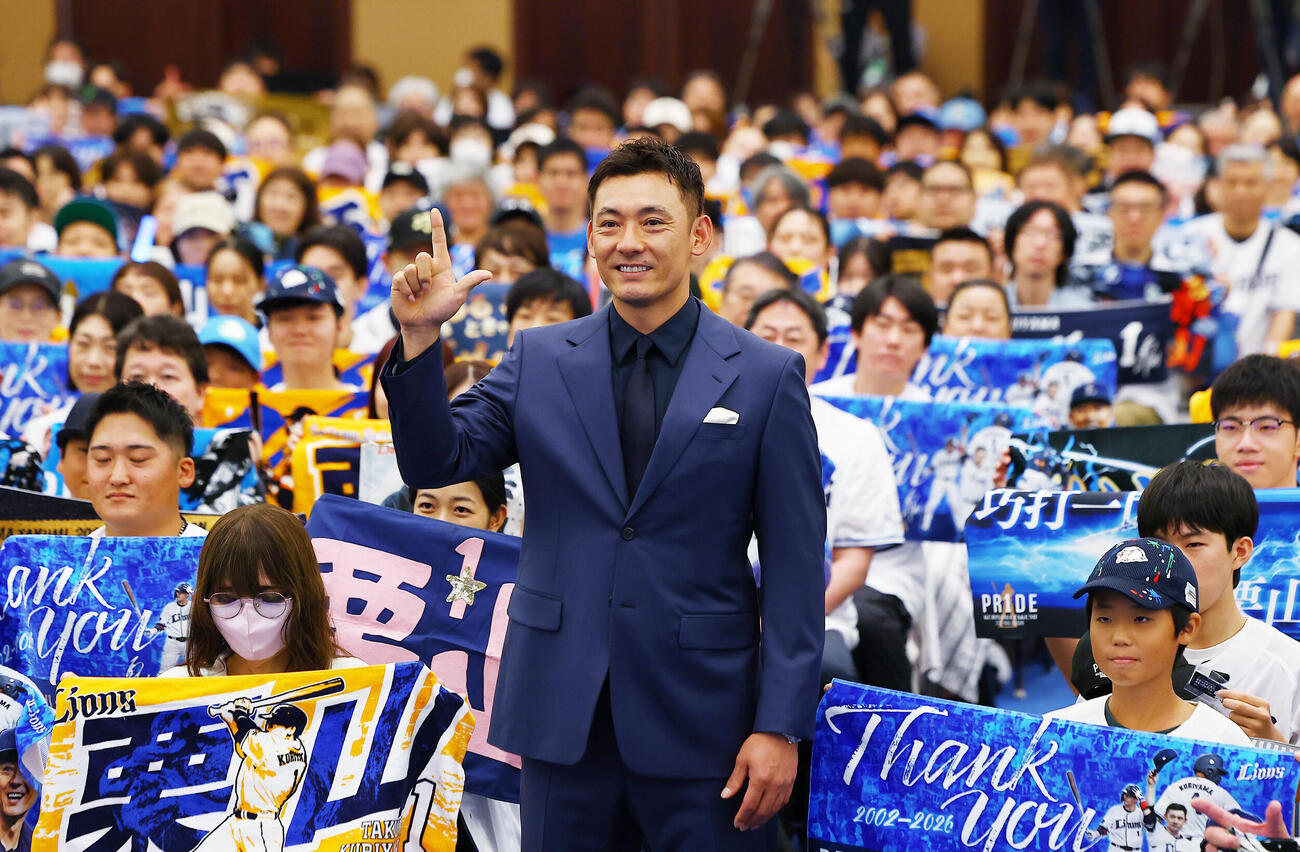 引退会見で、ファンと記念撮影する西武栗山巧（撮影・野上伸悟）