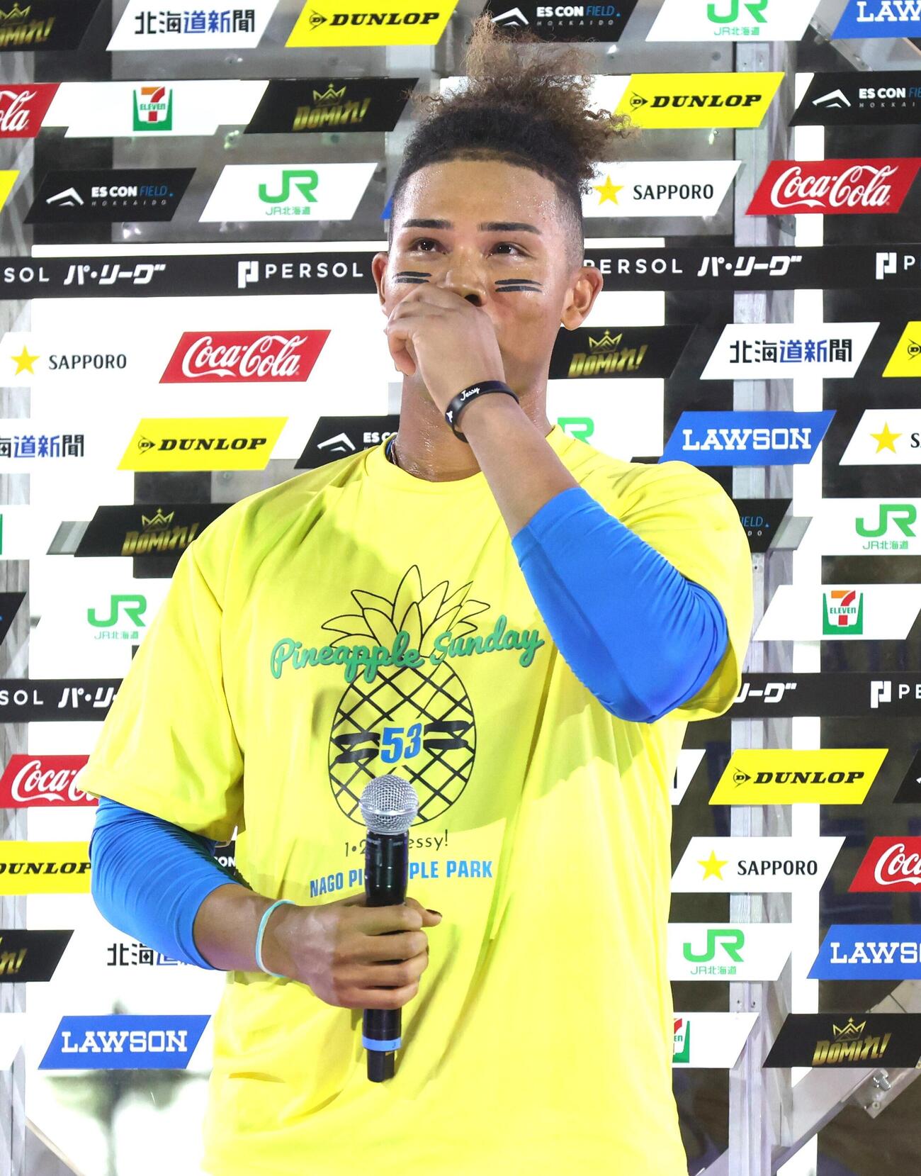 日本ハム対ロッテ　お立ち台で涙ぐむ日本ハム水谷瞬（撮影・黒川智章）