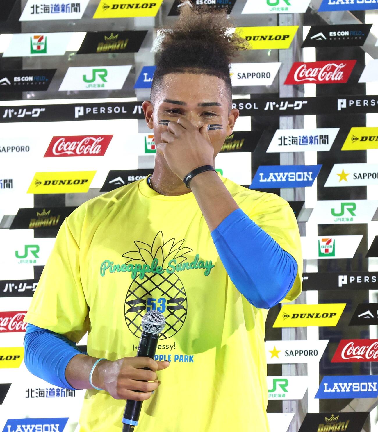 日本ハム対ロッテ　お立ち台で涙ぐむ日本ハム水谷瞬（撮影・黒川智章）