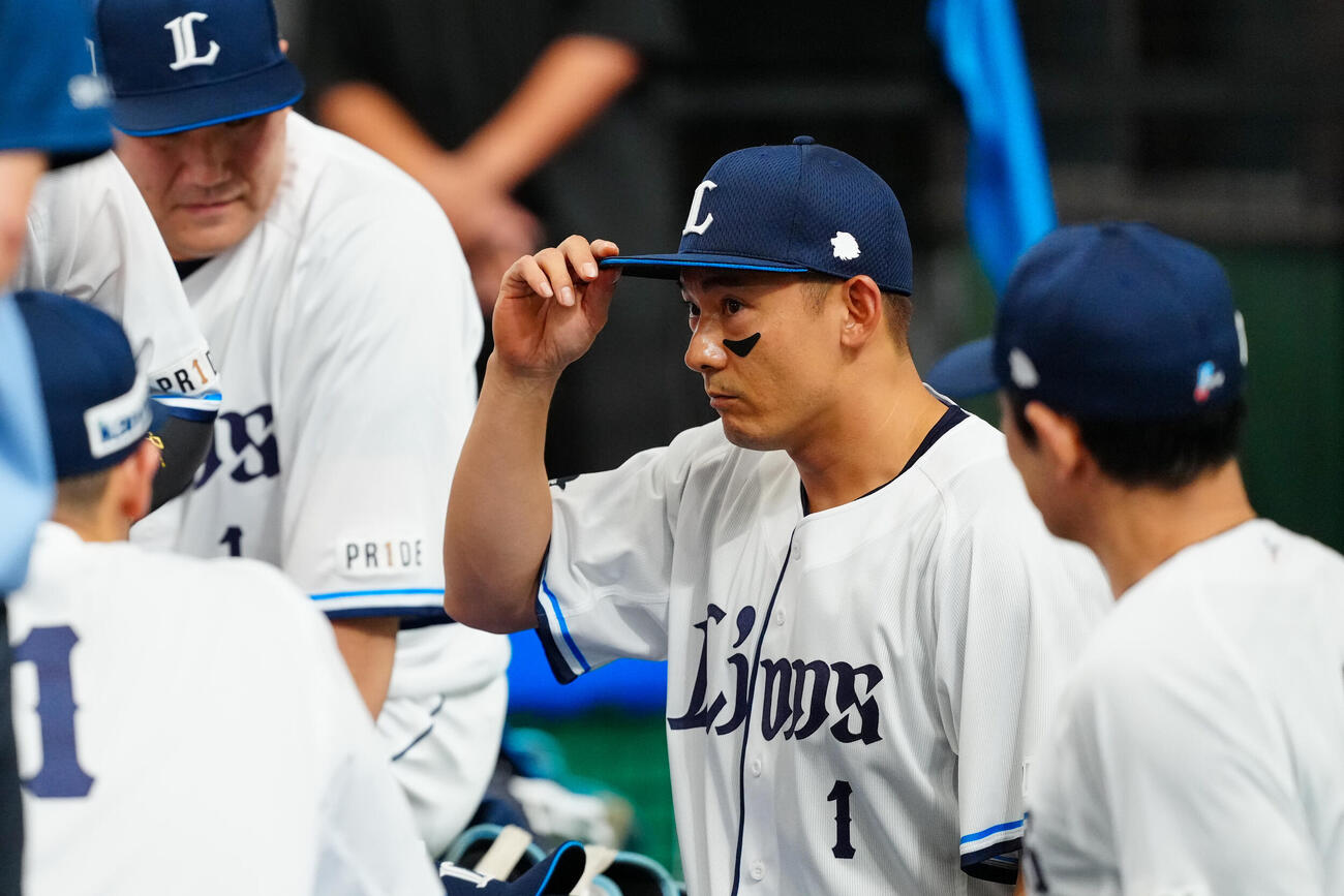 西武対楽天　試合前の円陣でチームメートに話す西武栗山巧（中央）（撮影・江口和貴）