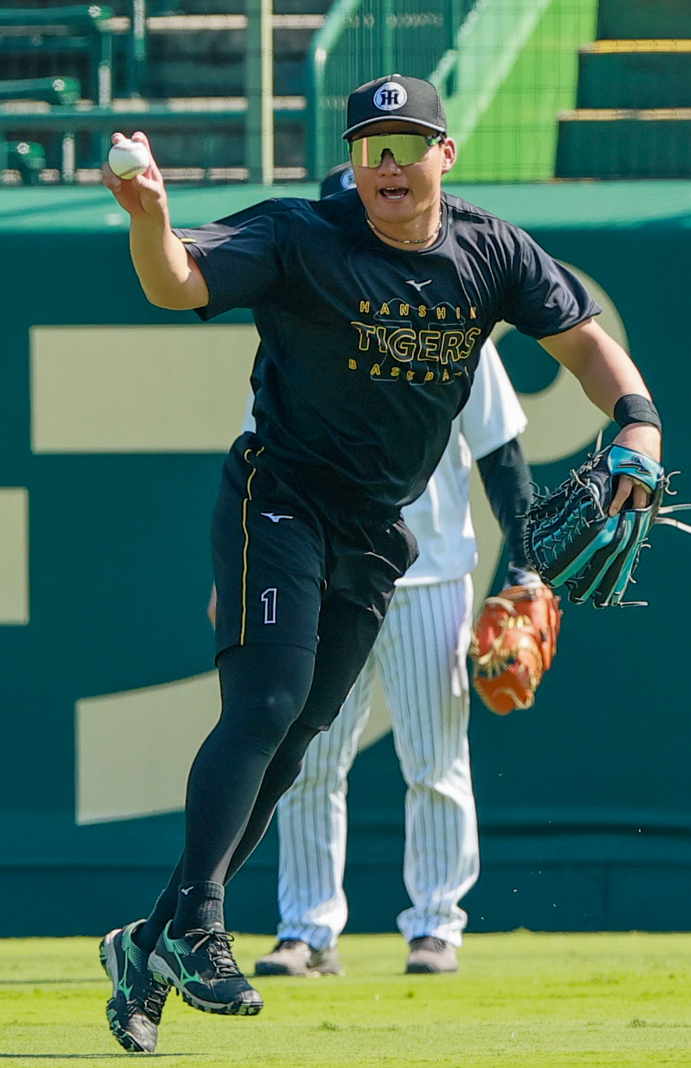 阪神対巨人　外野で声を出す阪神森下翔太（撮影・上山淳一）