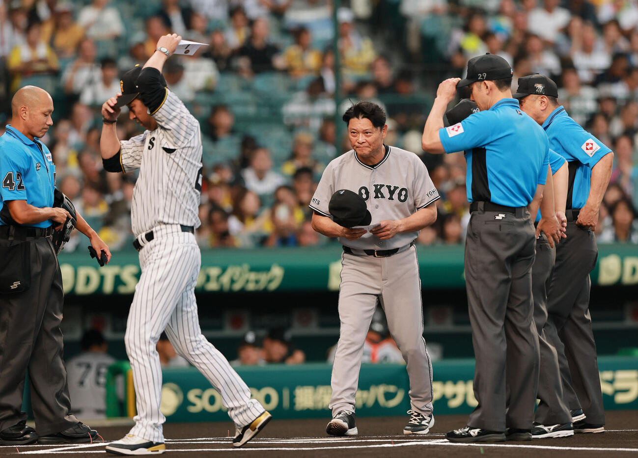 阪神対巨人　メンバー表の最終確認で言葉をかわす阪神藤川球児監督（手前）と巨人橋上秀樹監督代行（撮影・上山淳一）