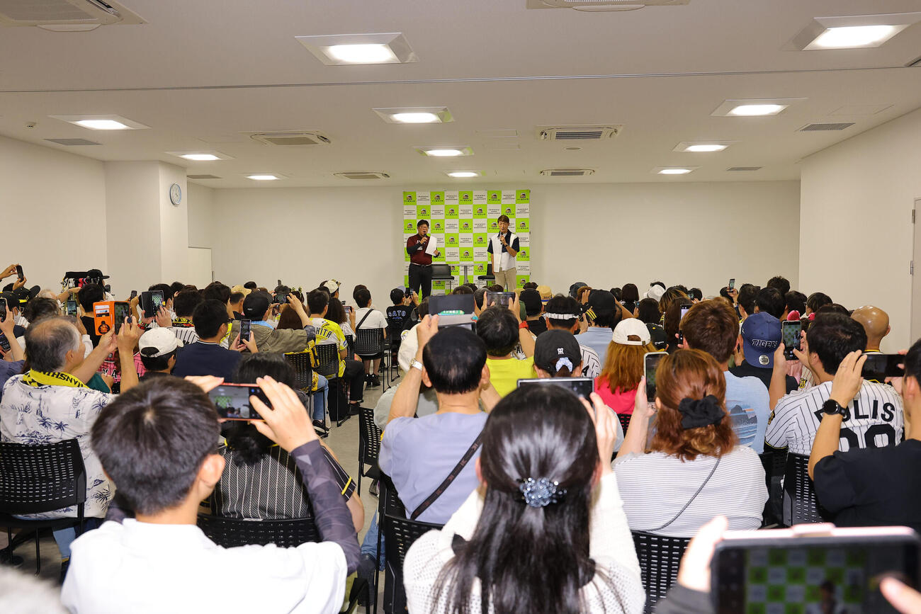 桧山進次郎氏（右）は甲子園歴史館でトークショーをする（撮影・上田博志）