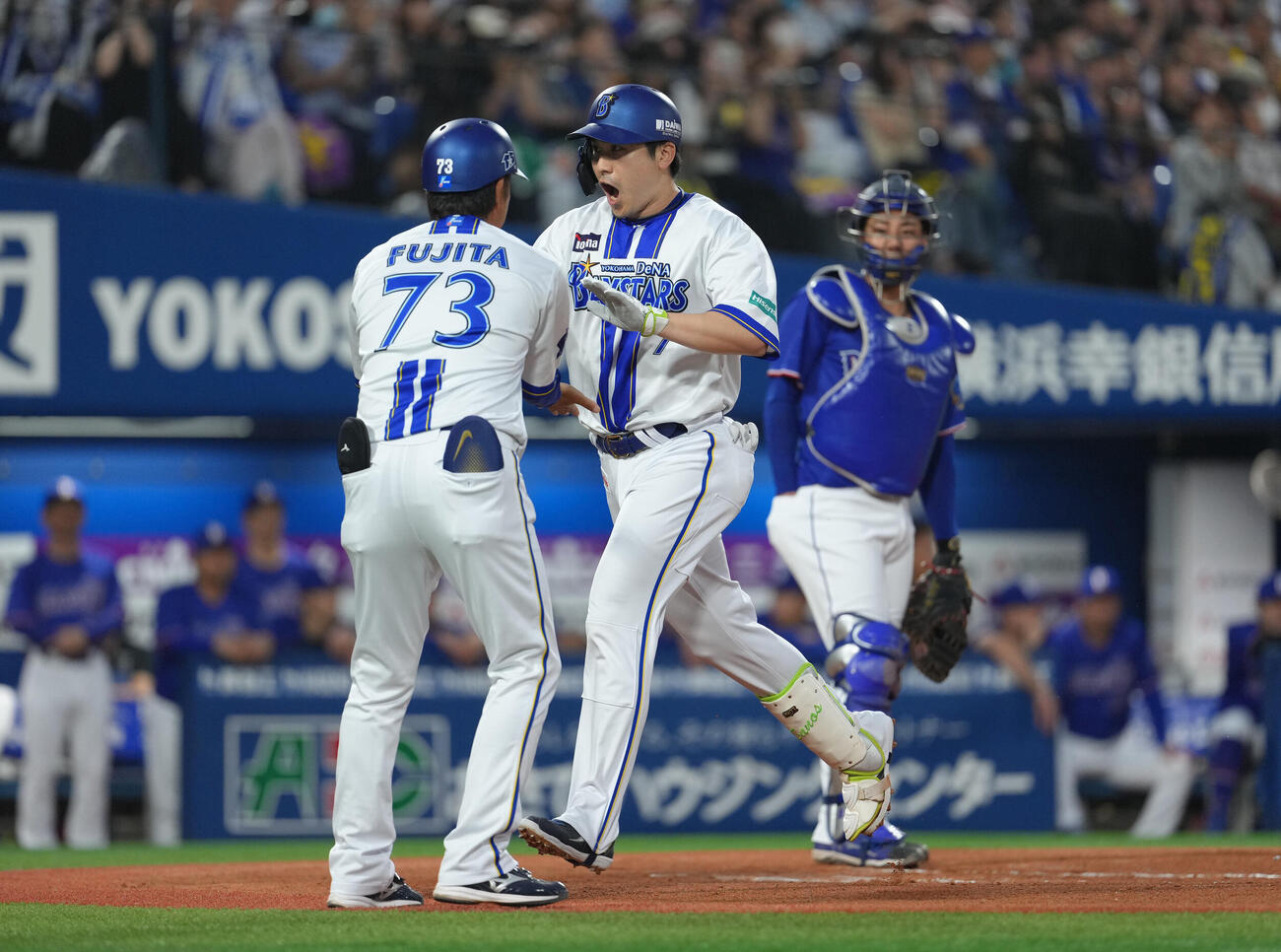 DeNA対中日　1回裏DeNA2死、佐野恵太は先制本塁打を放ちタッチを交わす（撮影・足立雅史）