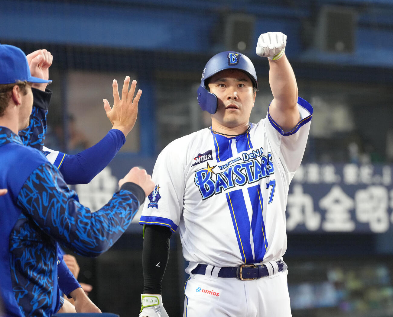 DeNA対中日　1回裏DeNA2死、佐野恵太は先制本塁打を放ちポーズを決めながらタッチを交わす（撮影・足立雅史）