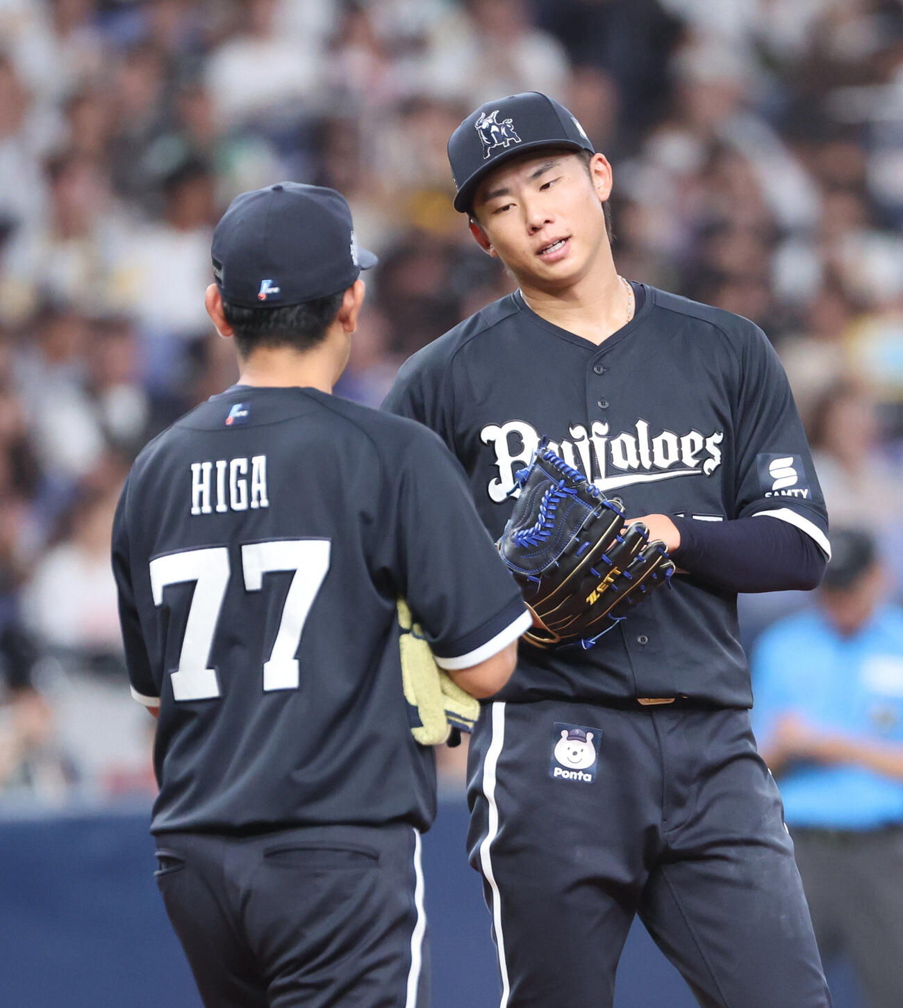 オリックス対ソフトバンク　3回表に追加点を許したオリックス曽谷龍平は比嘉幹貴コーチの激励を受ける（撮影・西尾就之）