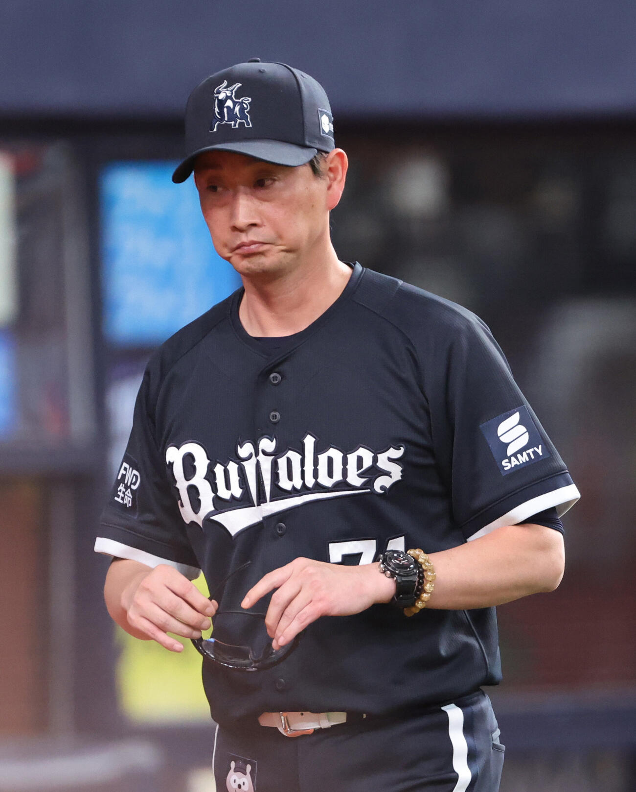 オリックス対ソフトバンク　オリックス岸田護監督は7回の攻撃を終え選手交代を告げる（撮影・西尾就之）