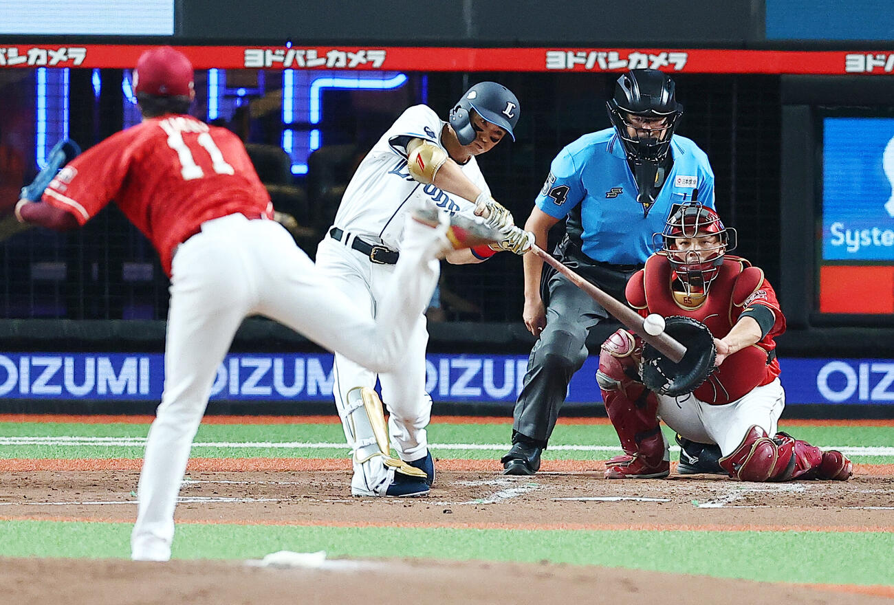 西武対楽天　4回裏西武2死一、二塁、岸孝之の前に左飛に倒れる栗山巧（撮影・野上伸悟）