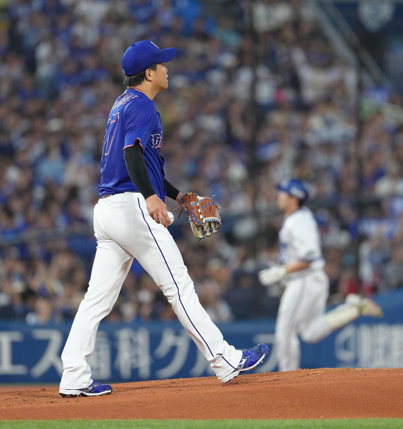 DeNA対中日　1回裏DeNA2死、佐野恵太（後方）に先制本塁打を浴びた柳裕也（撮影・足立雅史）