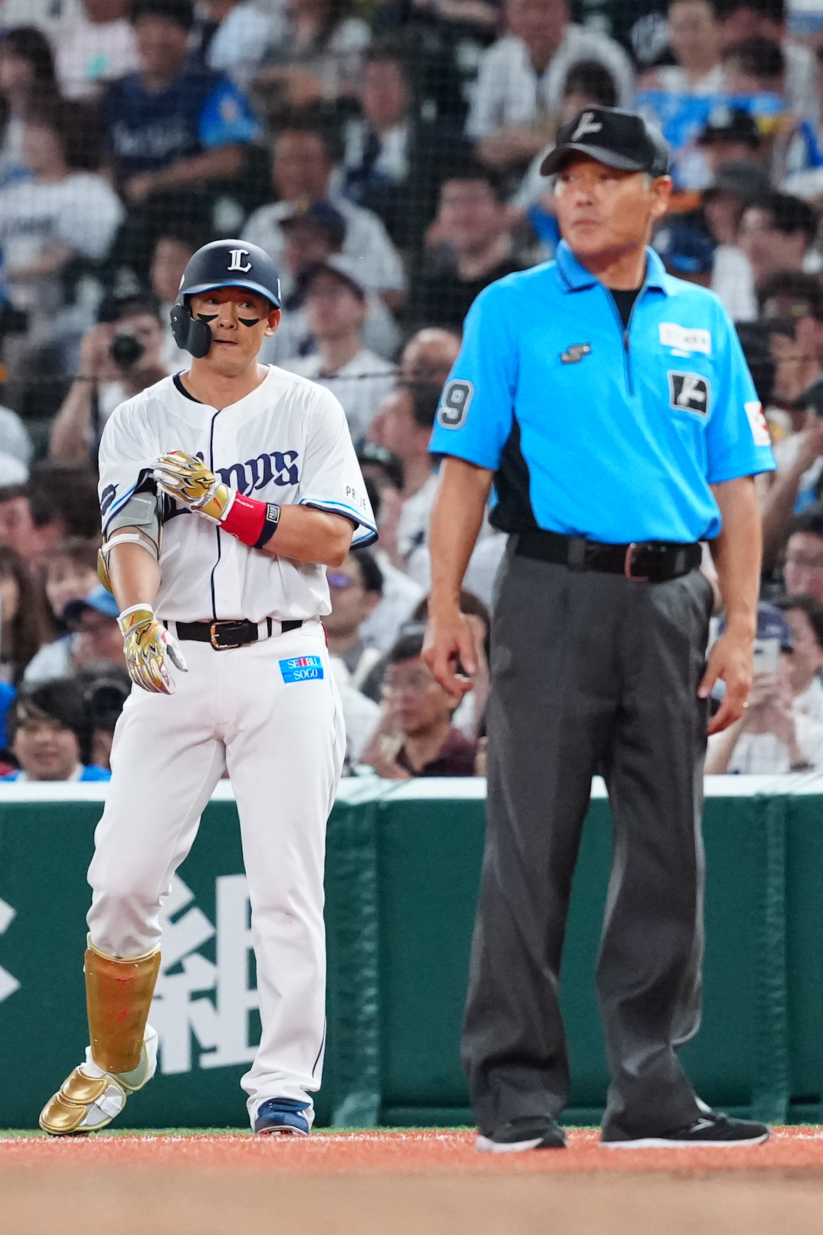 西武対楽天　6回裏西武1死一塁、ニゴロに倒れた栗山巧（左）（撮影・江口和貴）