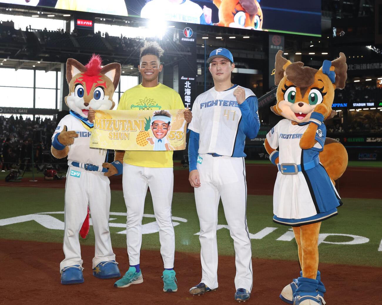 日本ハム対ロッテ　試合後、笑顔でポーズをとる日本ハム水谷瞬（左）と柳川大晟（撮影・黒川智章）