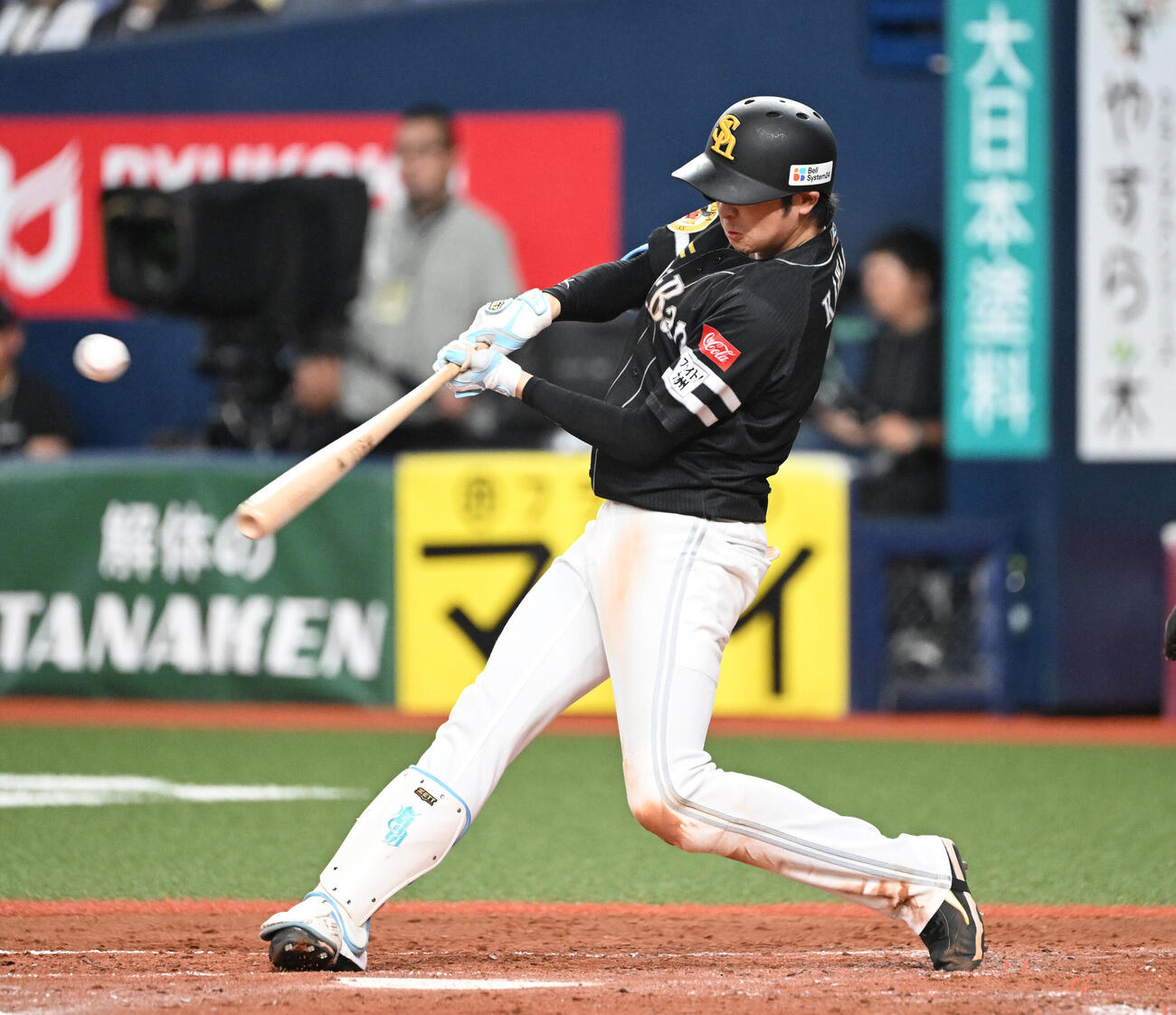 オリックス対ソフトバンク　3回表ソフトバンク1死一、三塁、左前適時打を放つ川瀬晃（撮影・和賀正仁）