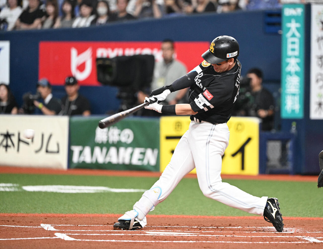 オリックス対ソフトバンク　1回表ソフトバンク2死一塁、右前打を放つ栗原陵矢（撮影・和賀正仁）