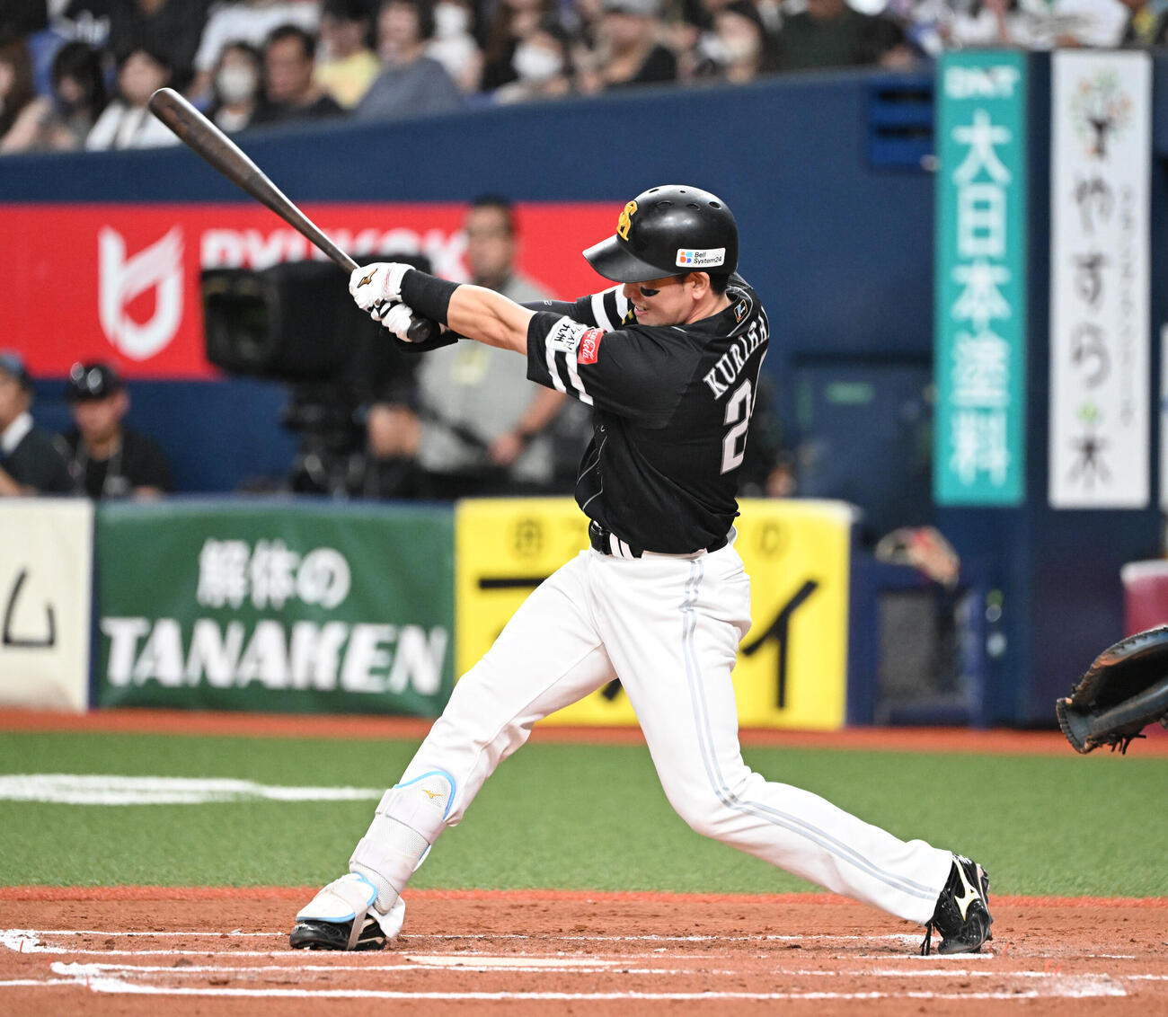 オリックス対ソフトバンク　7回表ソフトバンク無死、二塁内野安打を放つ栗原陵矢（撮影・和賀正仁）