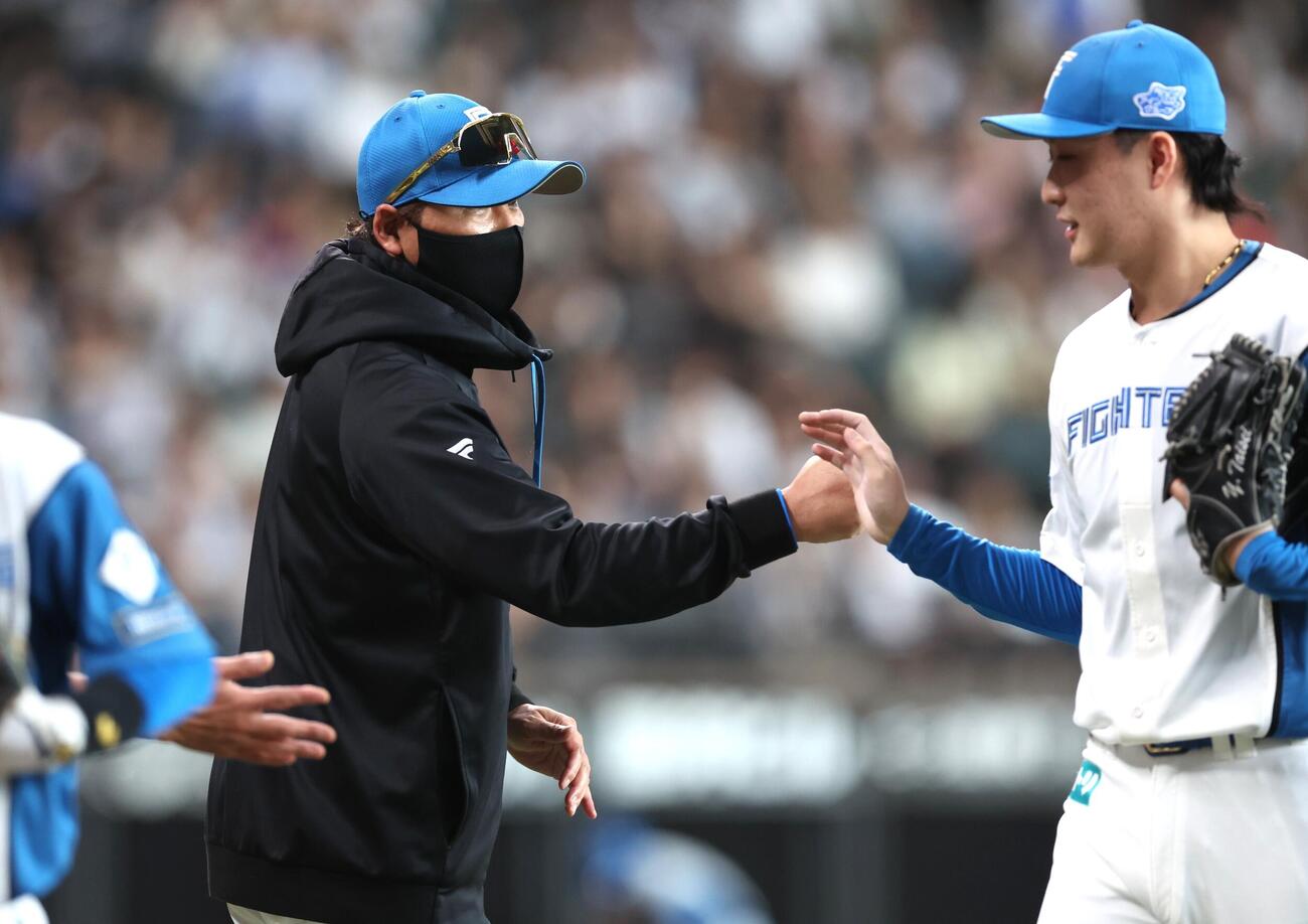 日本ハム対ロッテ　試合後、柳川大晟を出迎える日本ハム新庄剛志監督（撮影・黒川智章）
