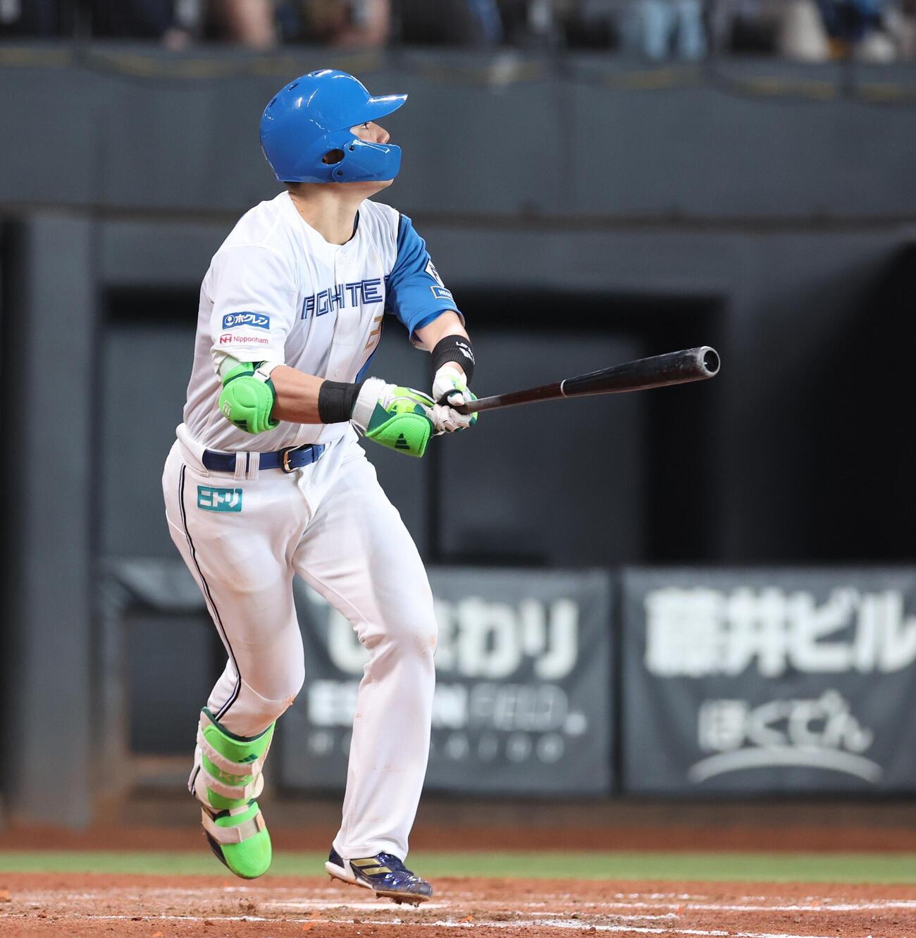 日本ハム対ロッテ　5回裏日本ハム1死一塁、2点本塁打を放つ清宮幸太郎（撮影・黒川智章）