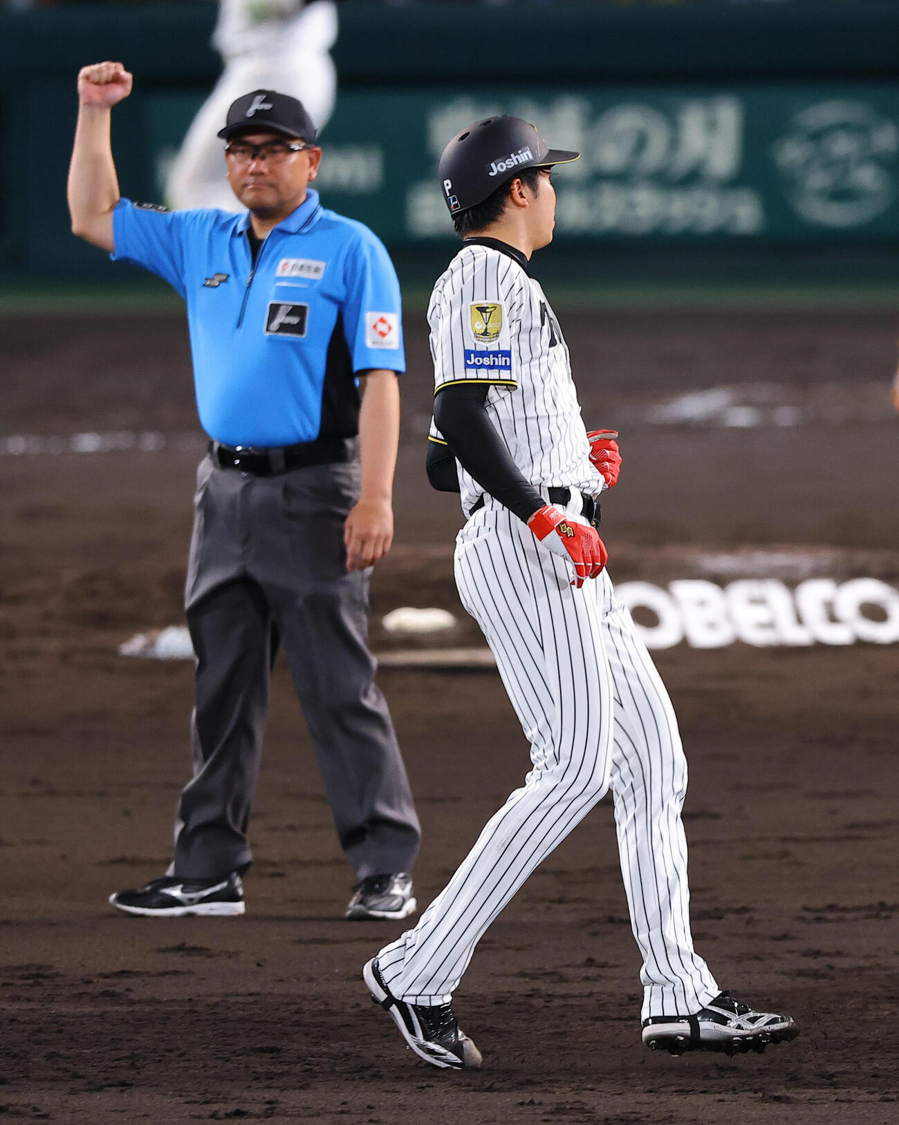阪神対巨人　3回裏阪神無死満塁、近本光司の打球で二塁ホースアウトとなる才木浩人（撮影・上田博志）