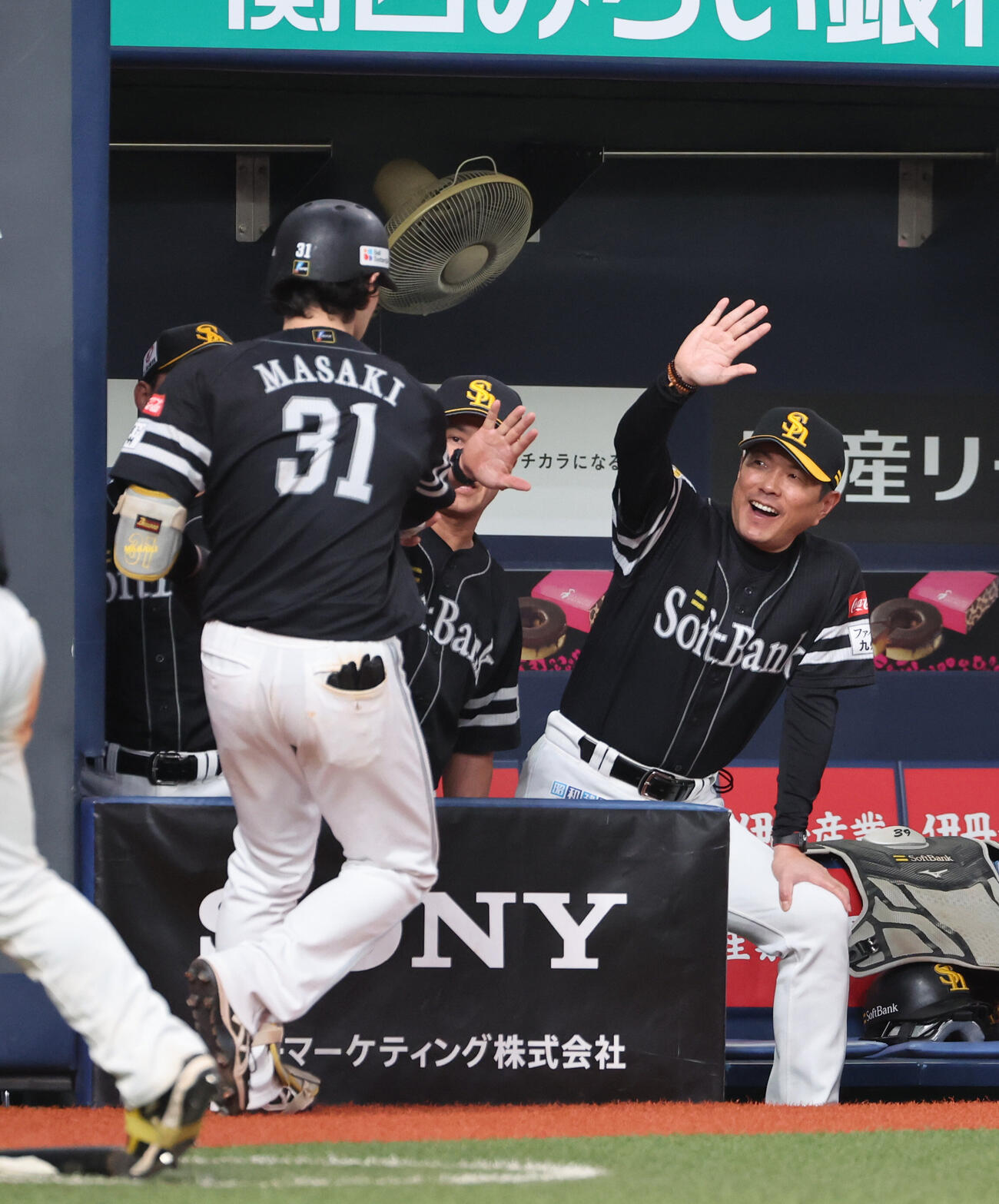 オリックス対ソフトバンク　9回表ソフトバンク無死、小久保裕紀監督は本塁打の正木智也をベンチで迎える（撮影・西尾就之）