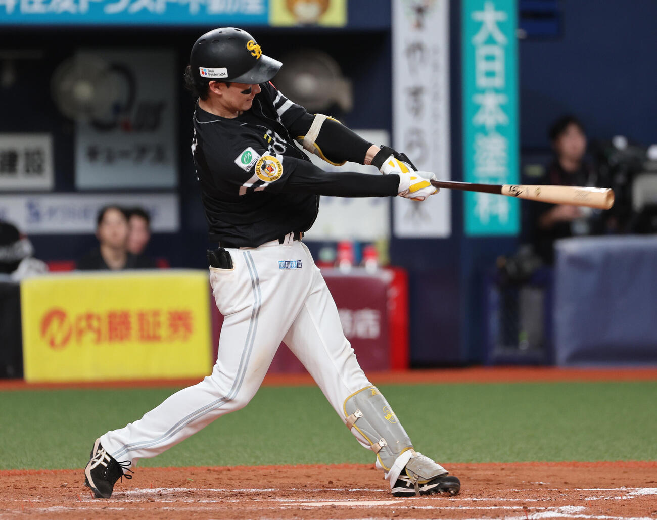 オリックス対ソフトバンク　9回表ソフトバンク無死、正木智也は本塁打を放つ（撮影・西尾就之）