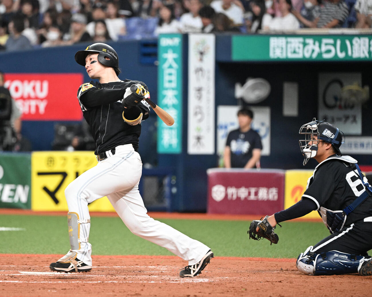 オリックス対ソフトバンク　9回表ソフトバンク無死、左越えソロ本塁打を放つ正木智也（撮影・和賀正仁）
