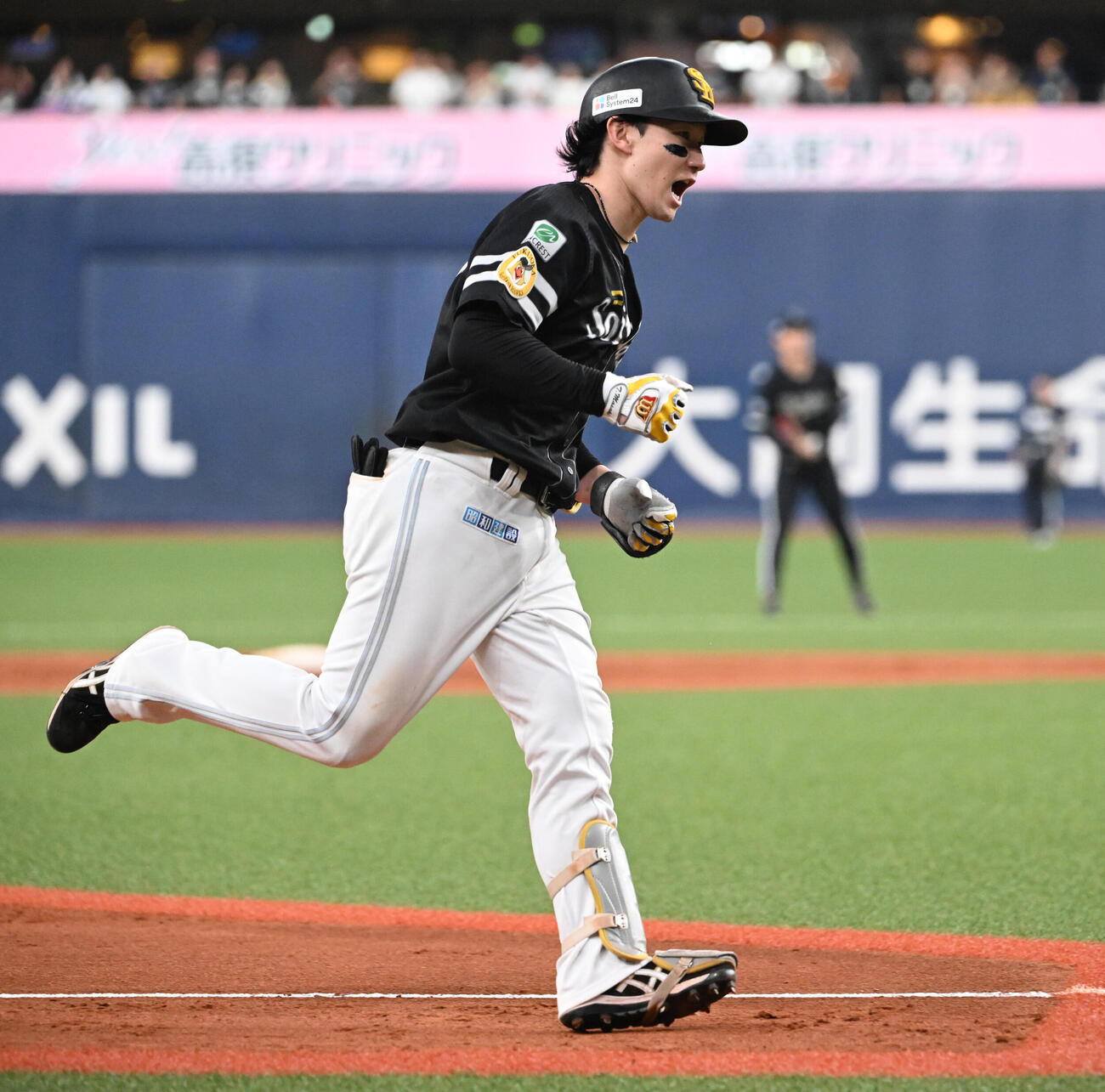 オリックス対ソフトバンク　9回表ソフトバンク無死、左越えソロ本塁打を放った正木智也は雄たけびをあげ三塁を回る（撮影・和賀正仁）