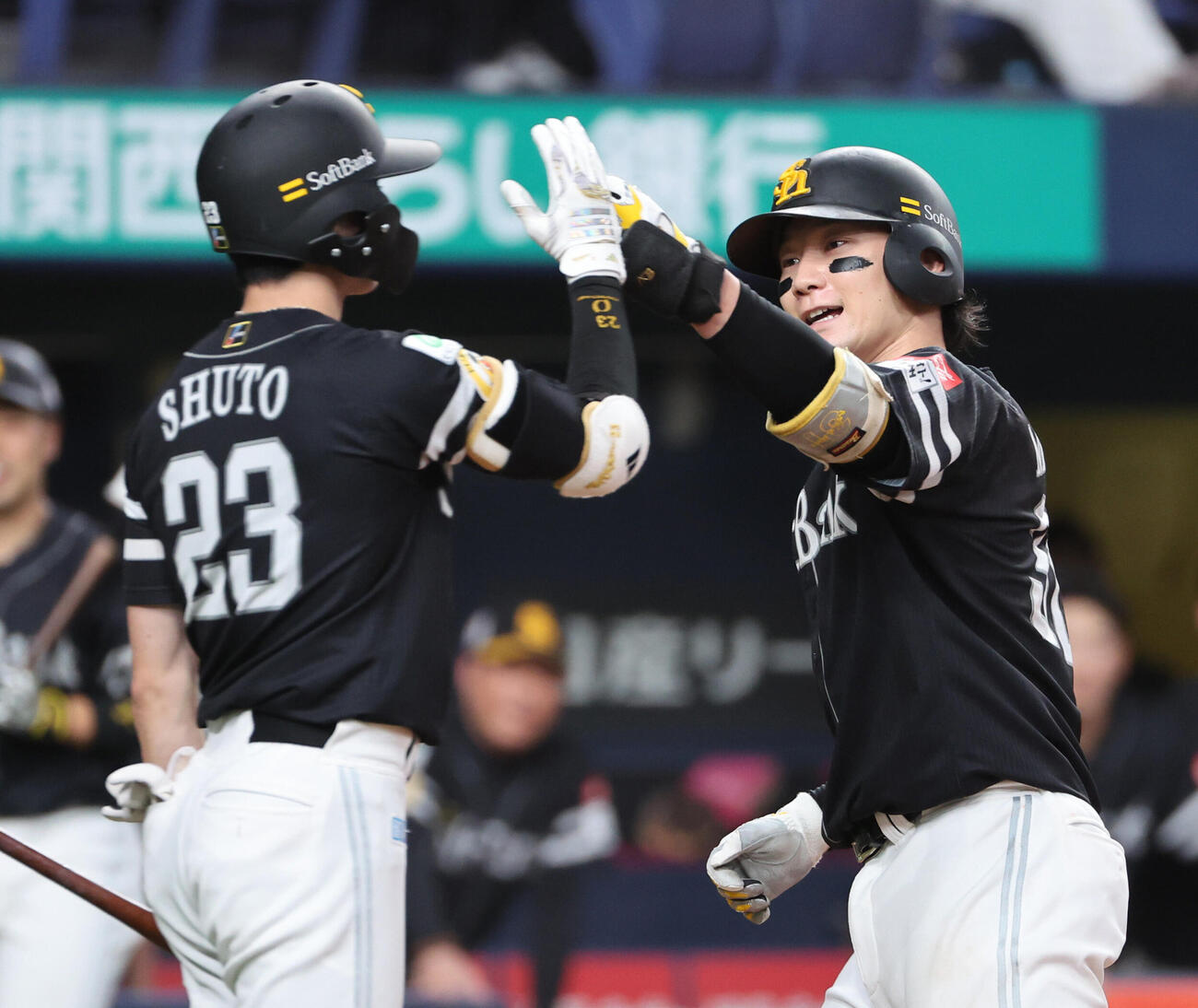 オリックス対ソフトバンク　9回表ソフトバンク無死、正木智也は本塁打を放ち生還、周東佑京とハイタッチ（撮影・西尾就之）