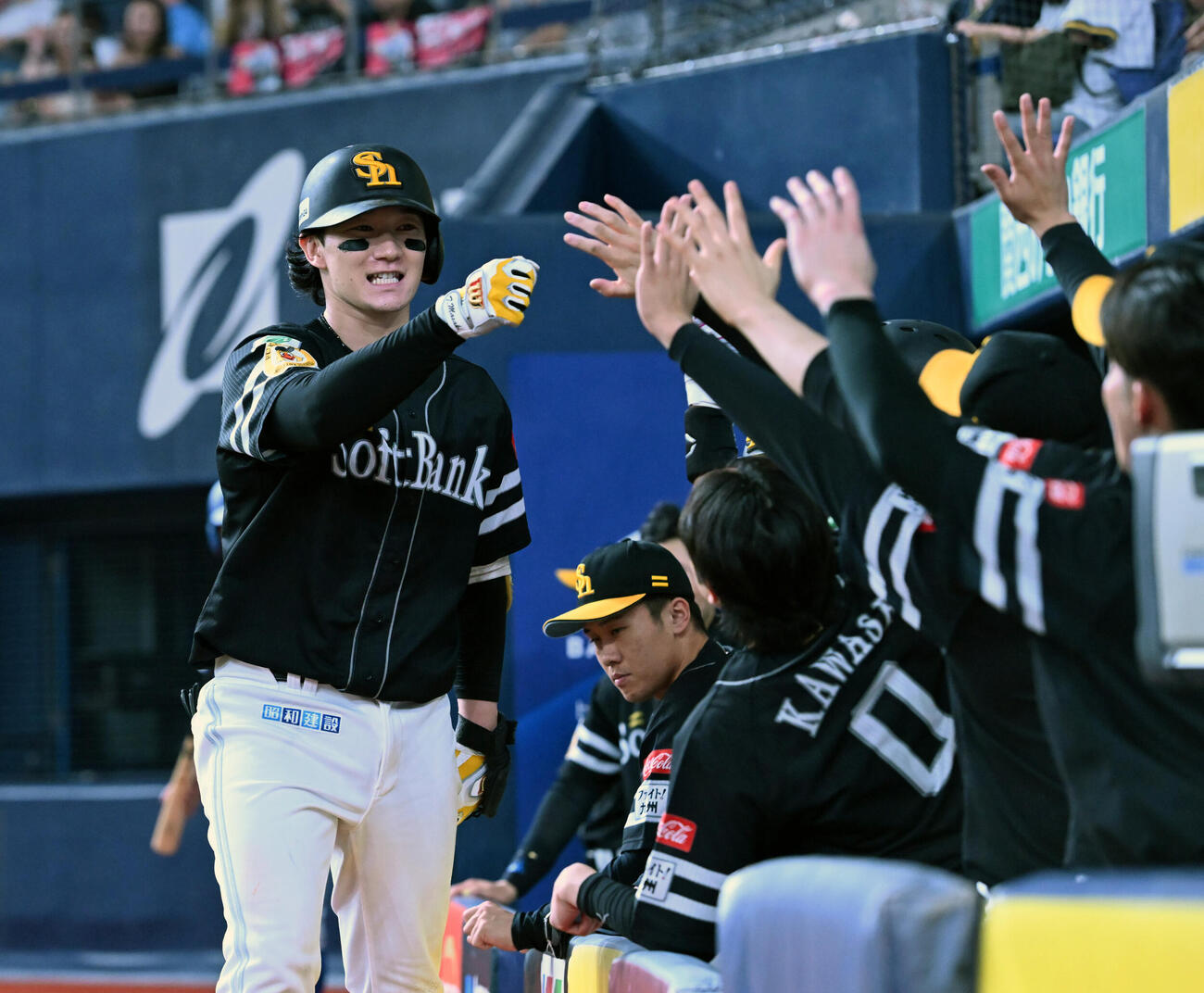 オリックス対ソフトバンク　9回表ソフトバンク無死、左越えソロ本塁打を放った正木智也はナインとハイタッチ（撮影・和賀正仁）