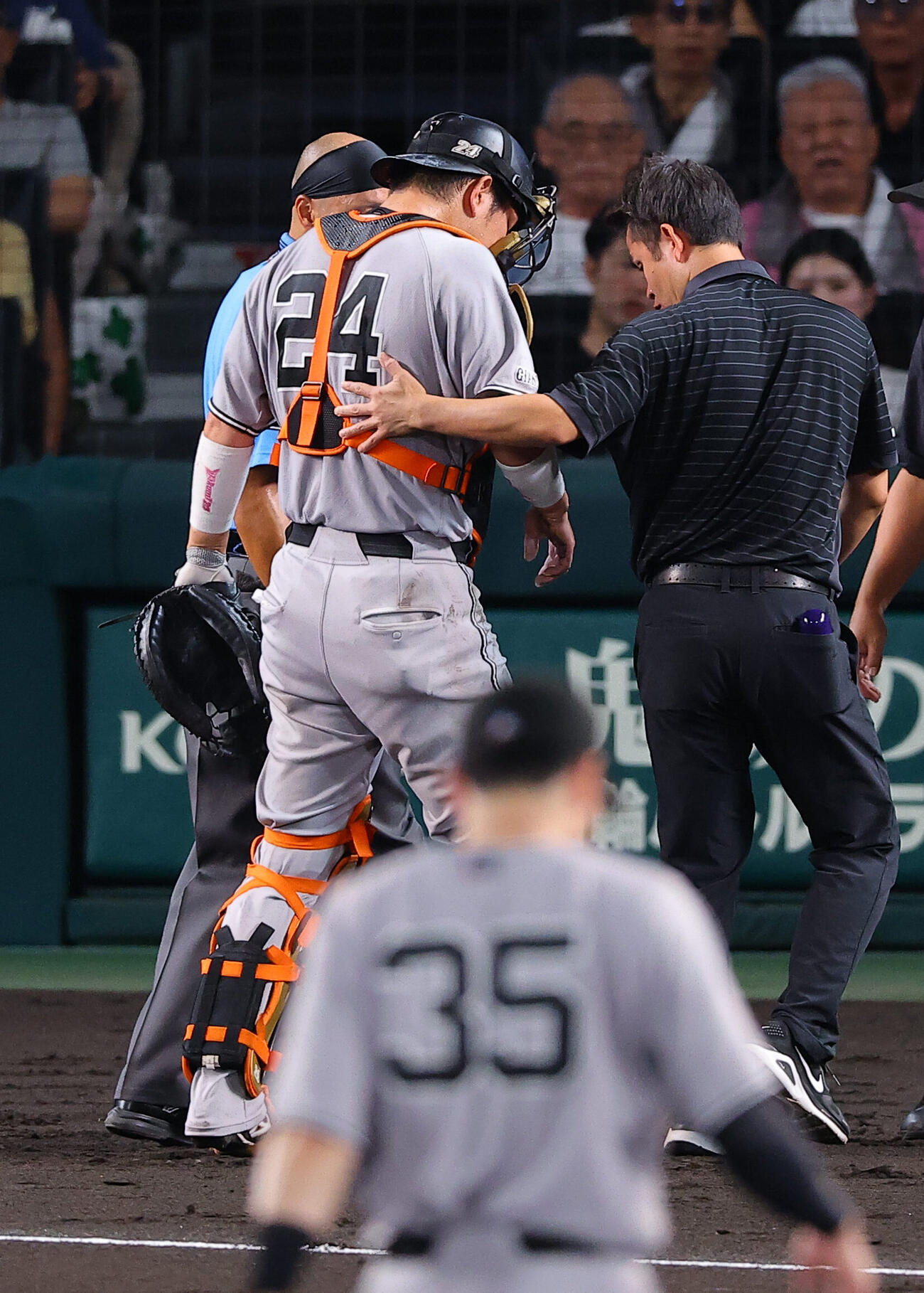 阪神対巨人　3回裏阪神1死二、三塁、腕を痛めベンチに戻る大城卓三（撮影・上田博志）