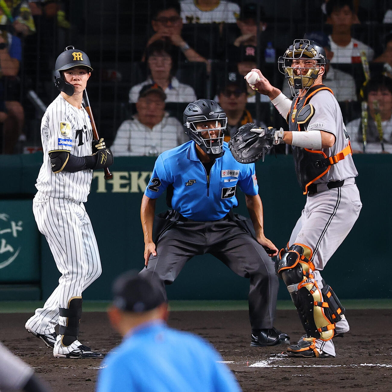 阪神対巨人　3回裏阪神1死一、三塁、打者中野拓夢のとき一走の二盗で、大城卓三（右）は送球できず（撮影・上田博志）