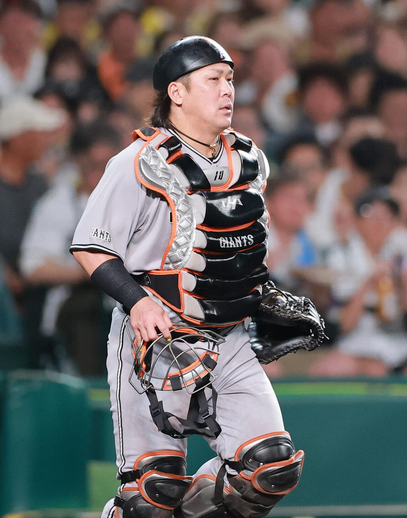 阪神対巨人　3回裏阪神1死二、三塁、大城卓三に代わって甲斐拓也がグラウンドへ出る（撮影・上山淳一）