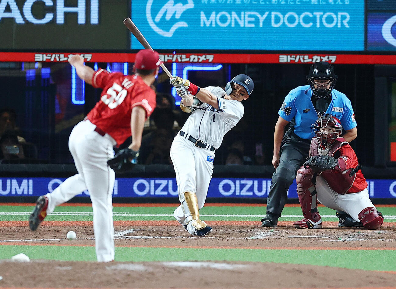 西武対楽天　8回裏西武2死、泰勝利から中前安打を放つ栗山巧（撮影・野上伸悟）