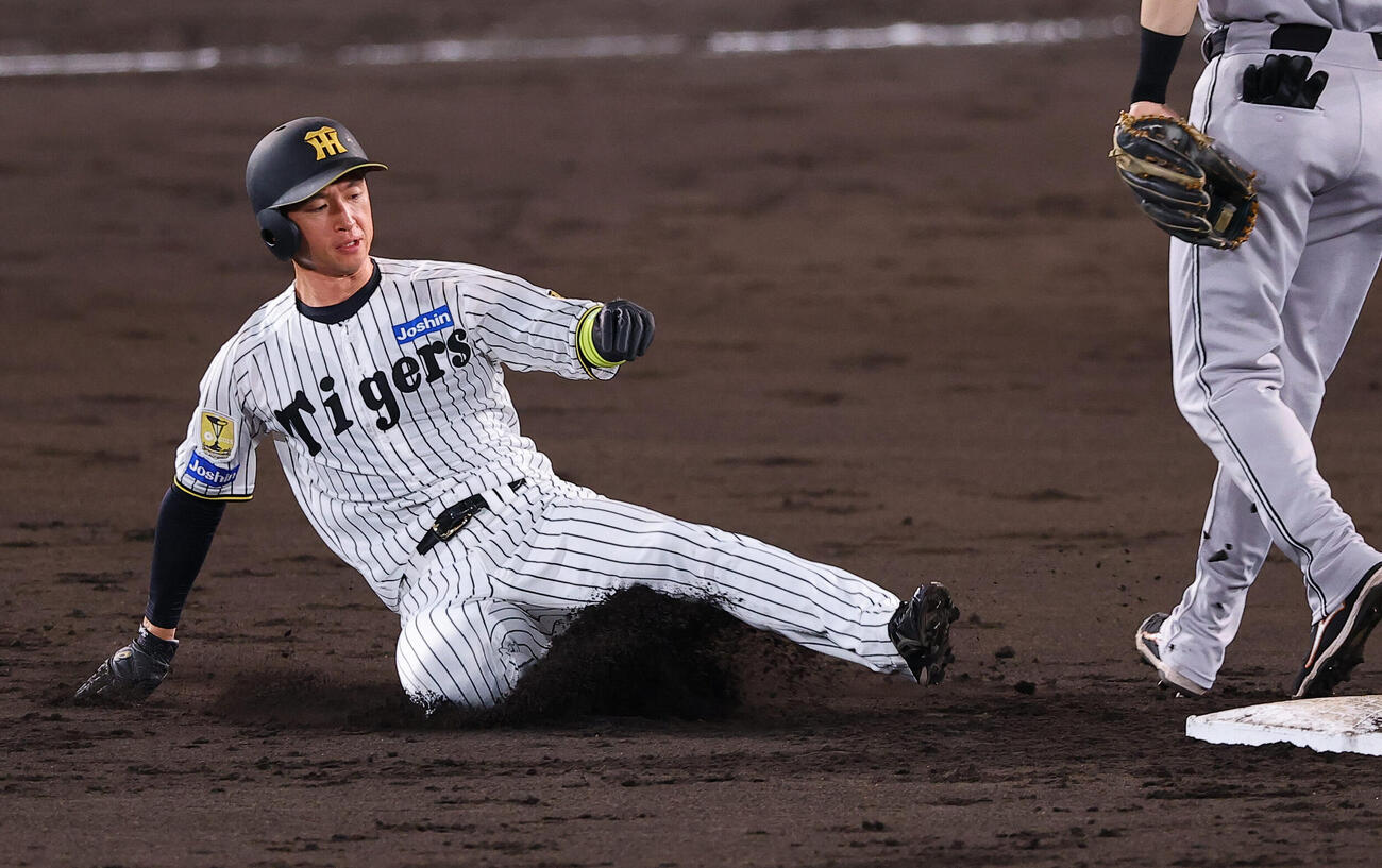 阪神対巨人　3回裏阪神1死一、三塁、近本光司は二盗を決める（撮影・上田博志）