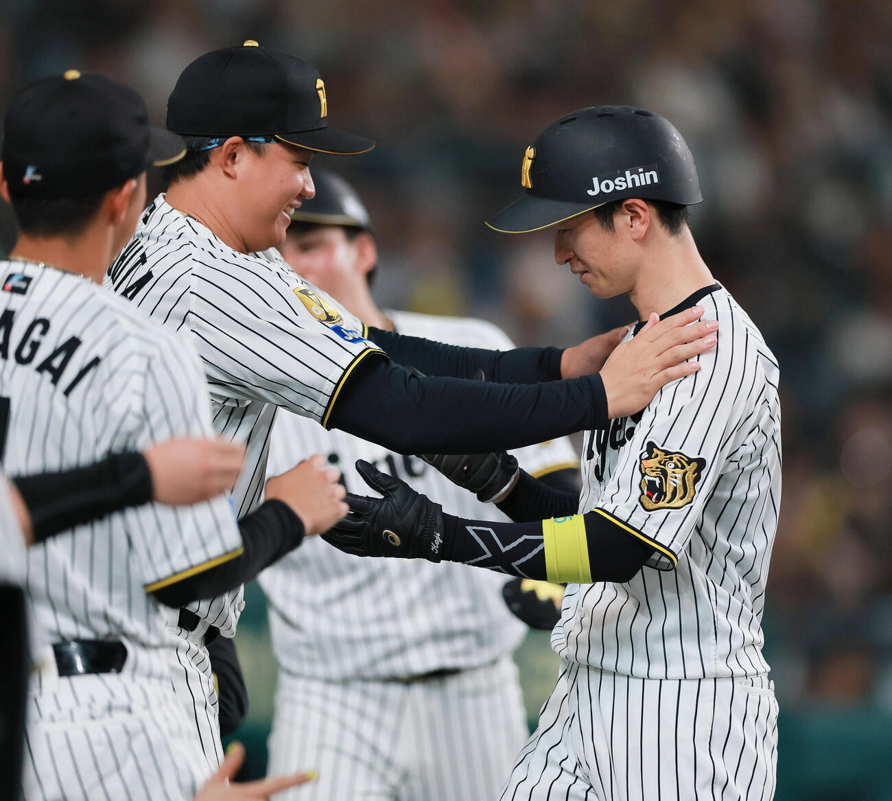阪神対巨人　3回裏阪神1死二、三塁、中野拓夢の2点適時打で生還した二走近本光司（右）を出迎える森下翔太（撮影・上山淳一）