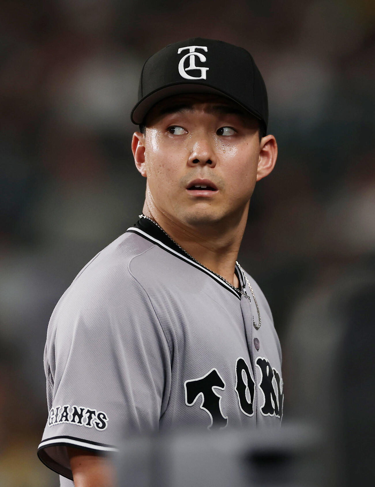 阪神対巨人　3回裏を投げ終え、3失点の巨人小笠原慎之介は悔しそうにベンチへ戻る（撮影・前田充）