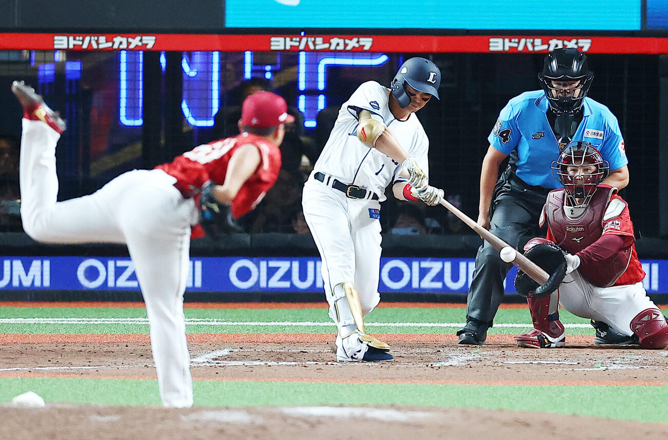 西武対楽天　8回裏西武2死、泰勝利から中前安打を放つ栗山巧（撮影・野上伸悟）