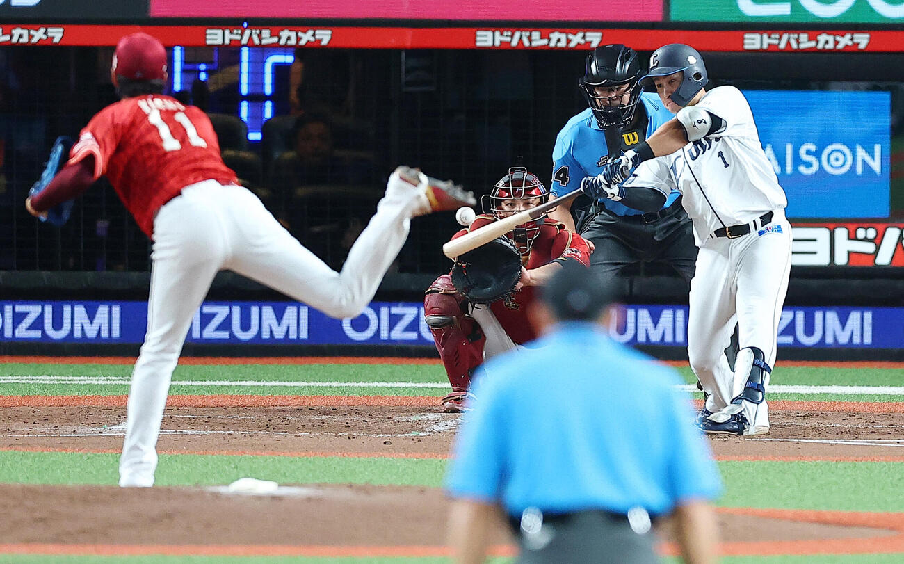 西武対楽天　5回裏西武無死、先制本塁打を放つ渡部聖弥（撮影・野上伸悟）