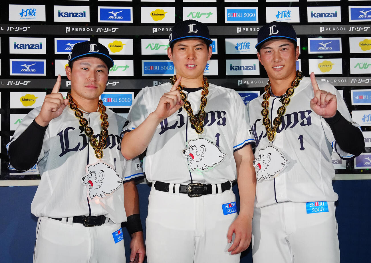 西武対楽天　試合後、お立ち台で写真に納まる西武の選手たち。左から渡部聖弥、武内夏暉、長谷川信哉（撮影・江口和貴）