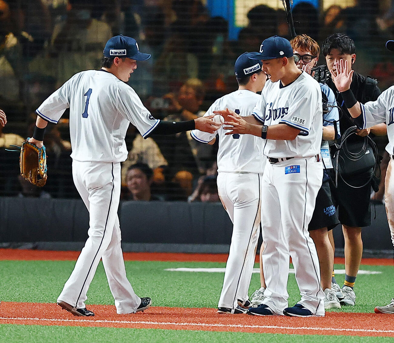西武対楽天　源田壮亮（左）からウイニングボールを渡される西武栗山巧（撮影・野上伸悟）