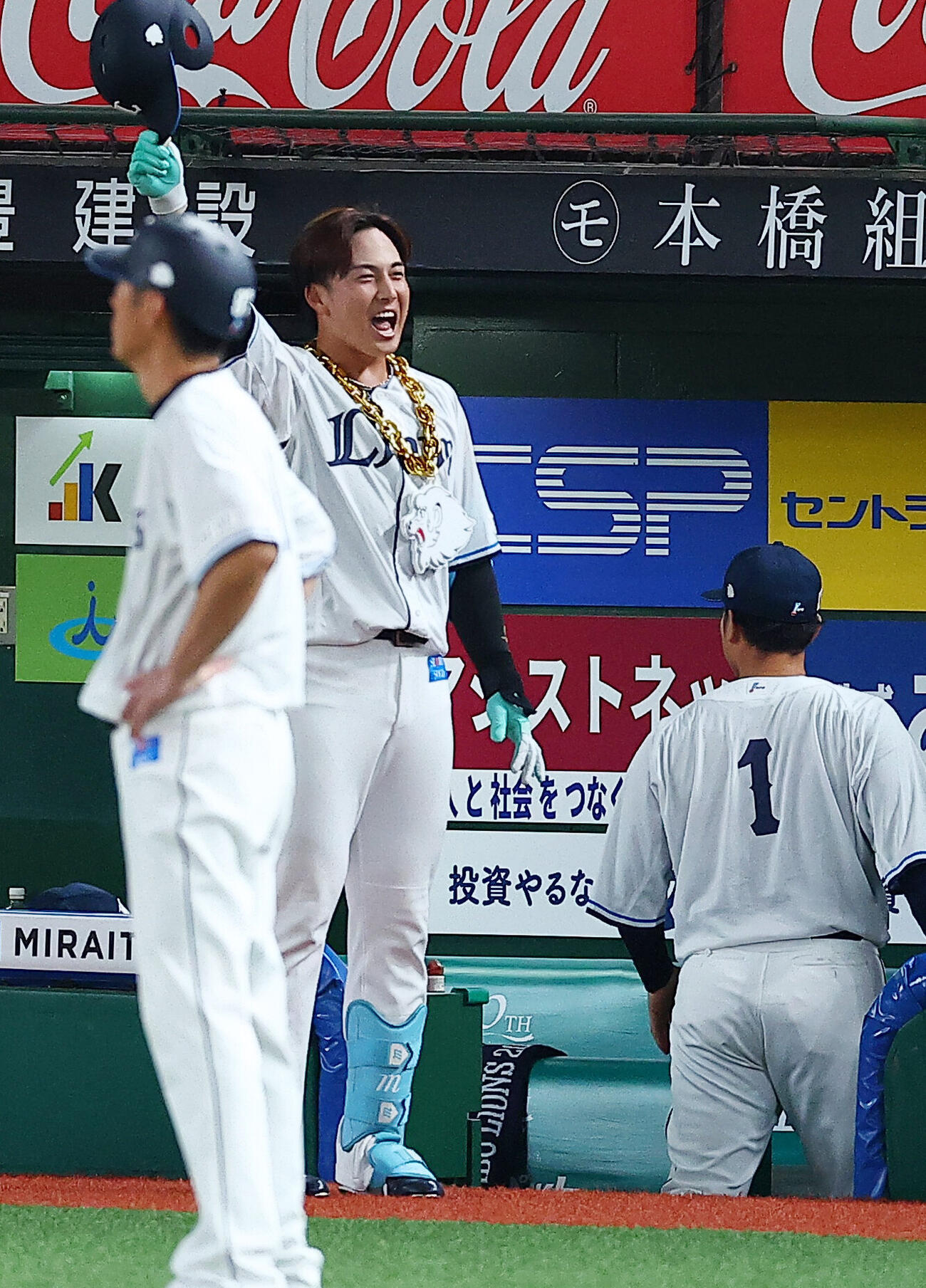 西武対楽天　8回裏西武無死、本塁打を放ち喜ぶ長谷川信哉（撮影・野上伸悟）