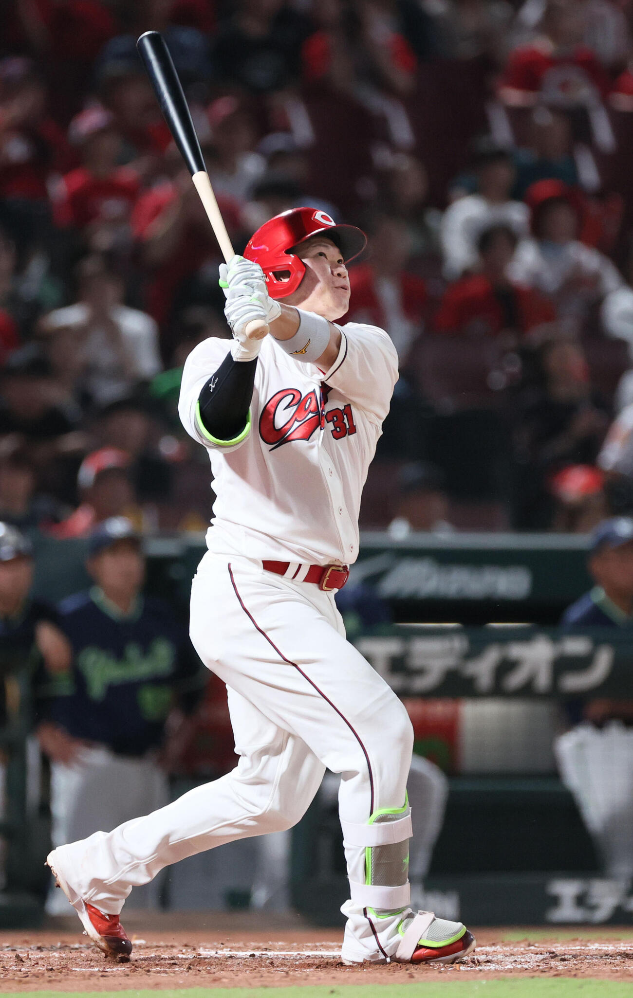 広島対ヤクルト　3回裏広島無死、坂倉将吾は右越え本塁打を放つ（撮影・加藤孝規）