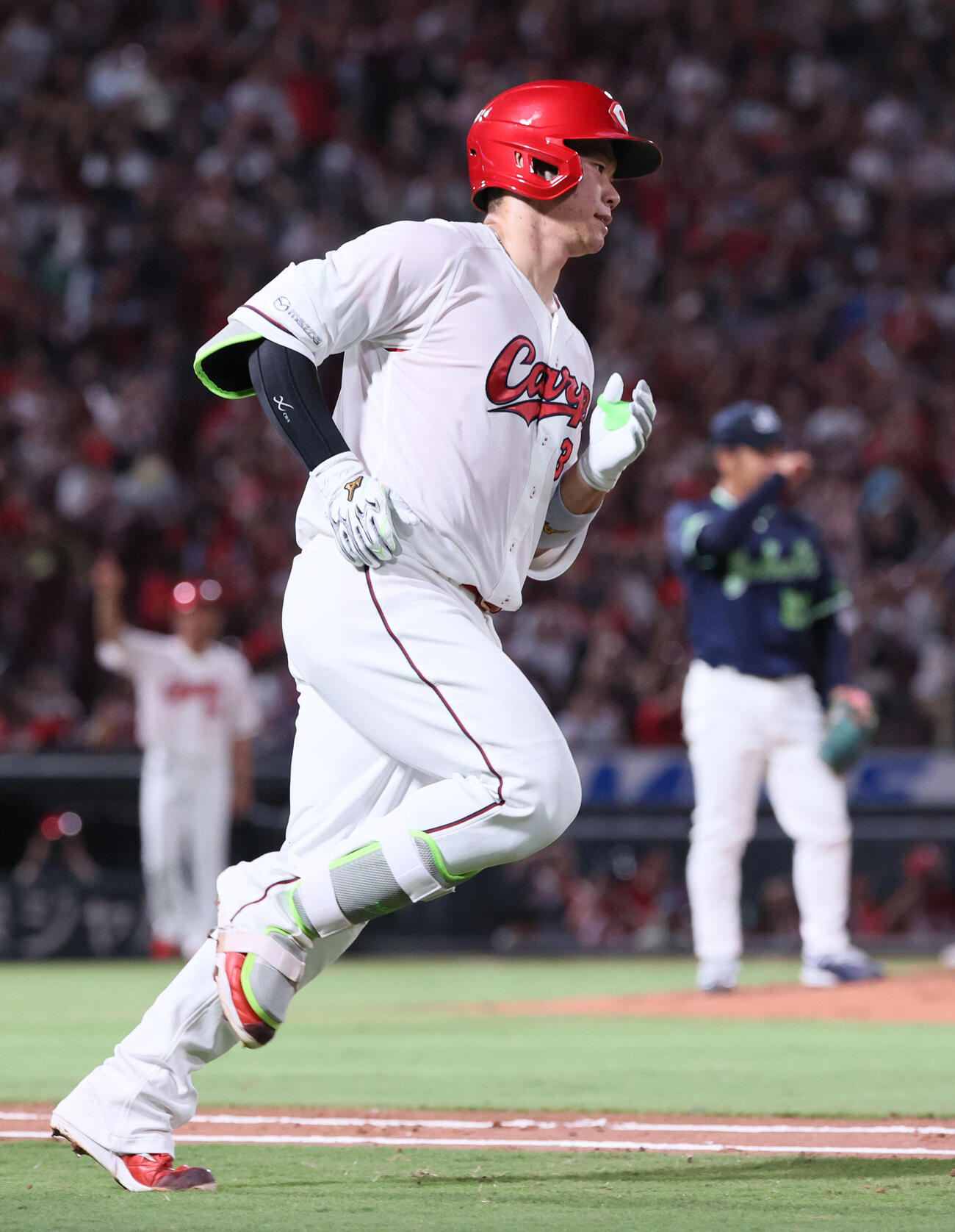 広島対ヤクルト　3回裏広島無死、坂倉将吾は右越え本塁打を放つ。右は小川泰弘（撮影・加藤孝規）