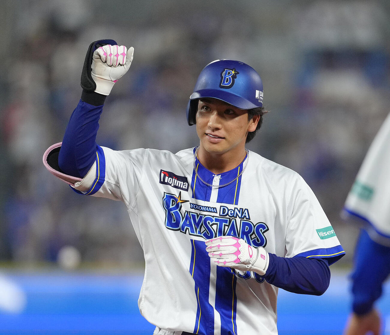 DeNA対中日　2回裏DeNA2死一塁、篠木健太郎は右前打を放ちガッツポーズする（撮影・足立雅史）