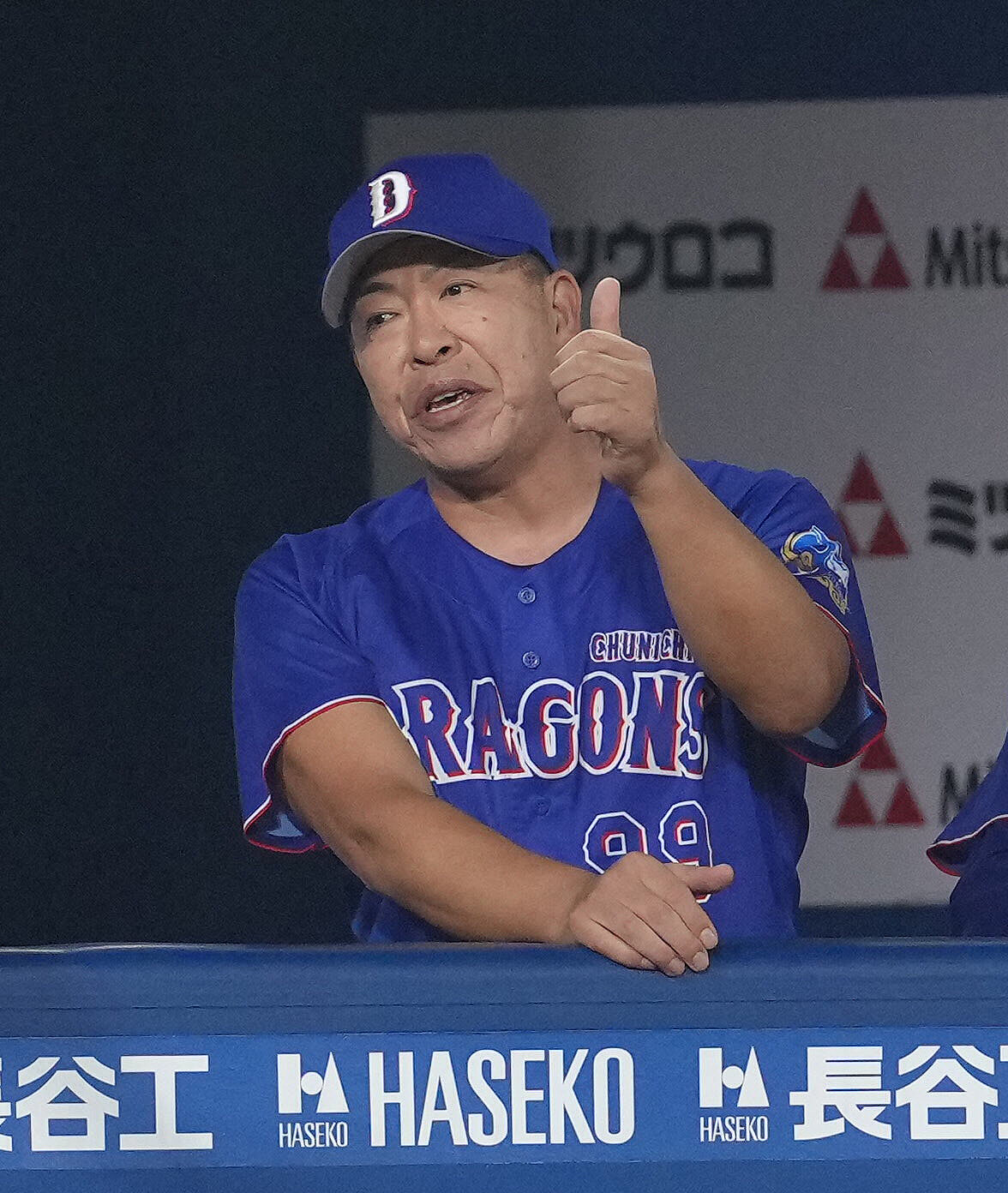 DeNA対中日　5回表中日1死満塁、細川成也の中犠飛で生還した田中幹也をサムズアップで迎える井上一樹監督（撮影・足立雅史）