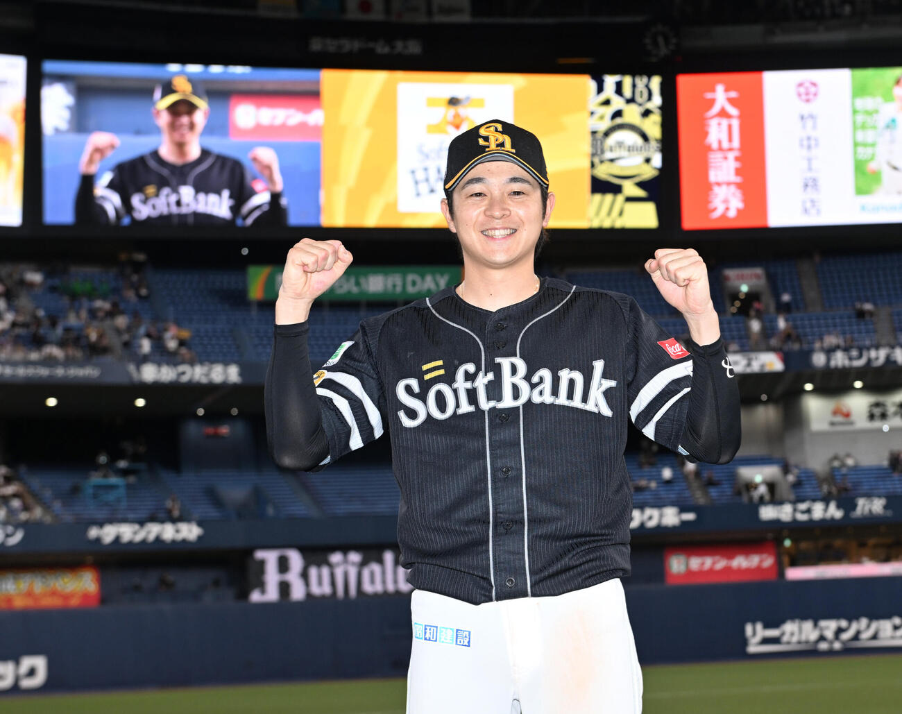 オリックス対ソフトバンク　ヒーローインタビュー後、ポーズをとるソフトバンク川瀬晃（撮影・和賀正仁）