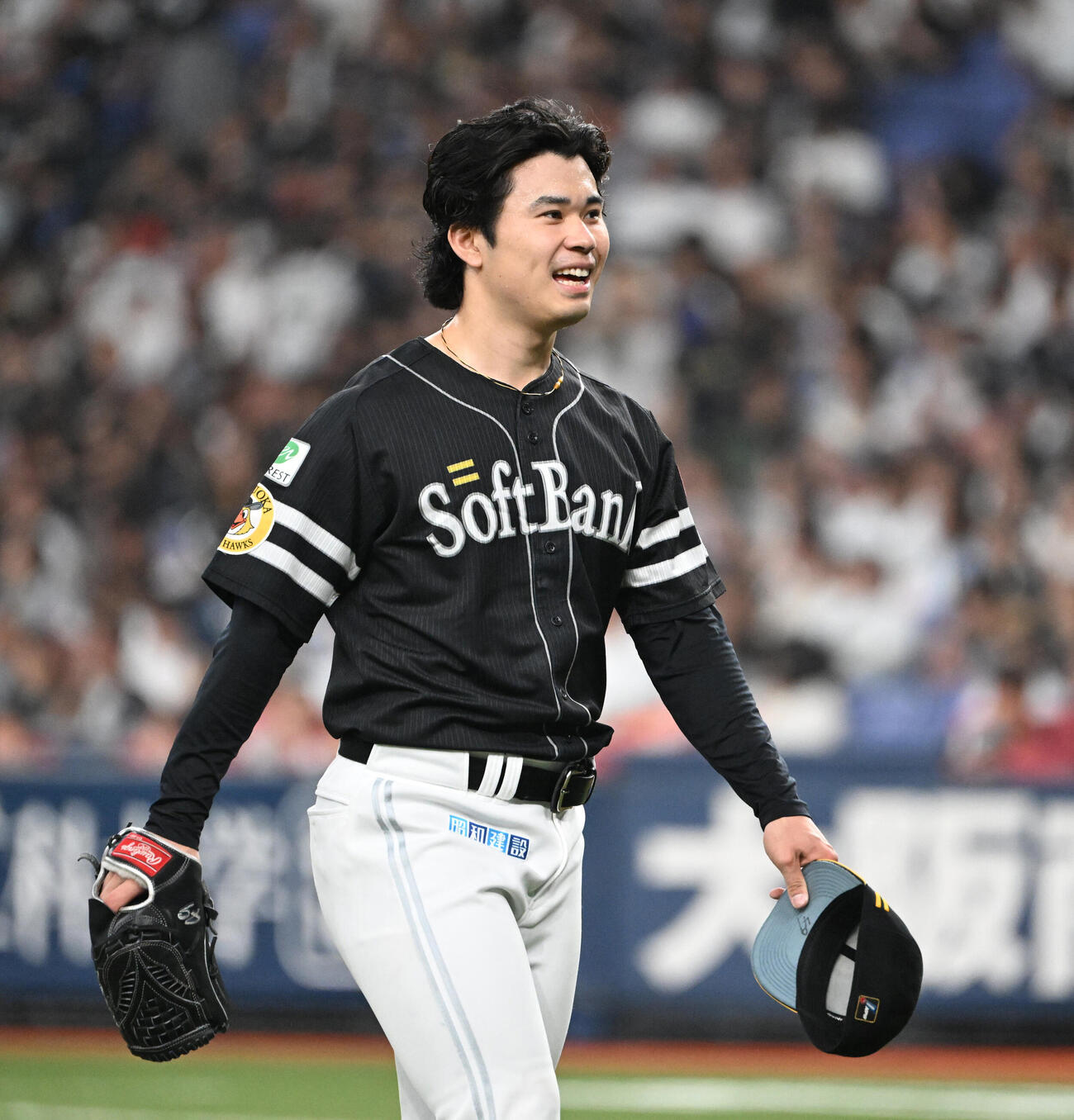 オリックス対ソフトバンク　5回裏を無失点とし笑顔でベンチに戻るソフトバンク松本晴（撮影・和賀正仁）