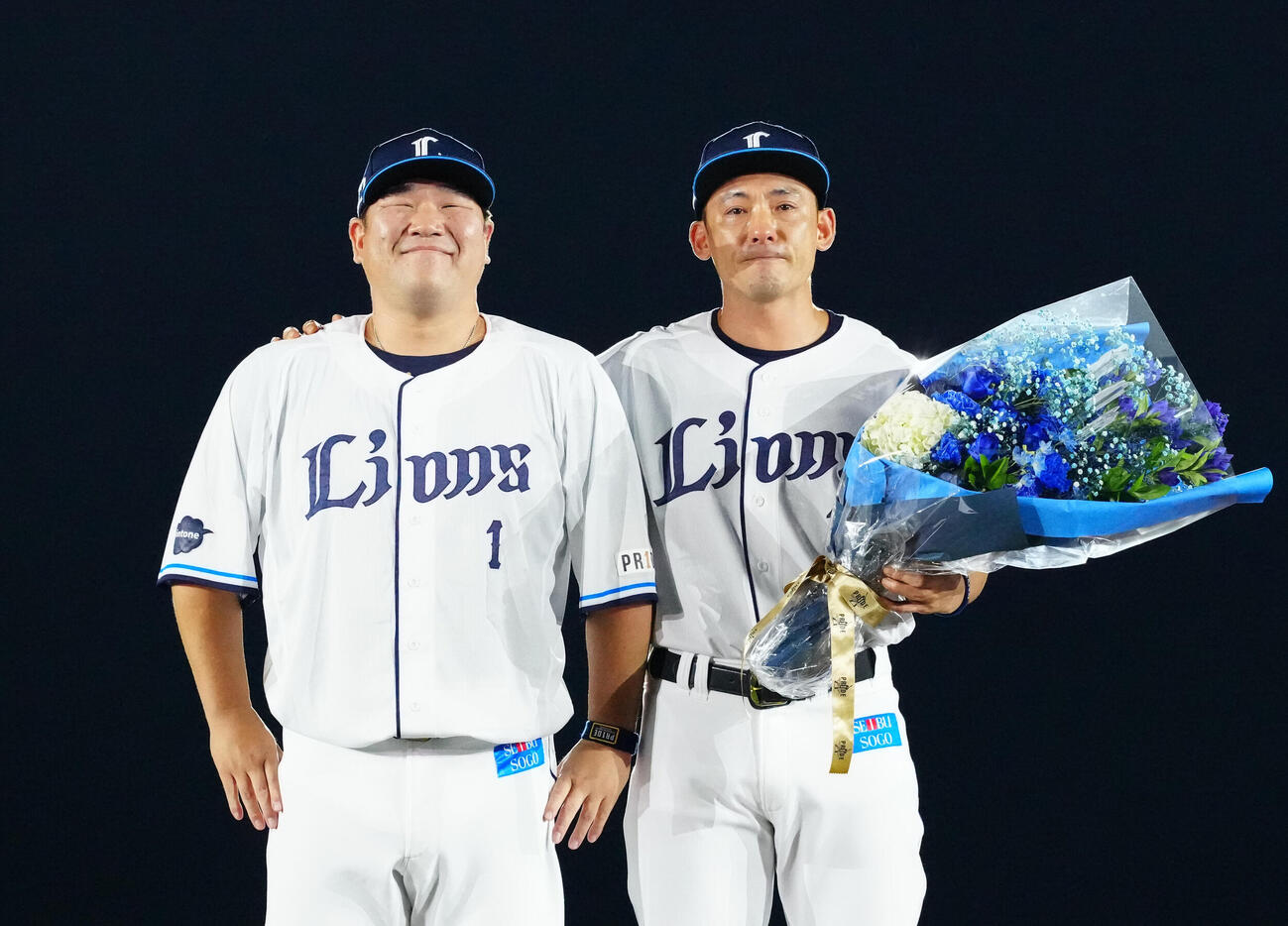 引退セレモニーで西武中村剛也（左）と写真に納まる栗山巧（撮影・江口和貴）