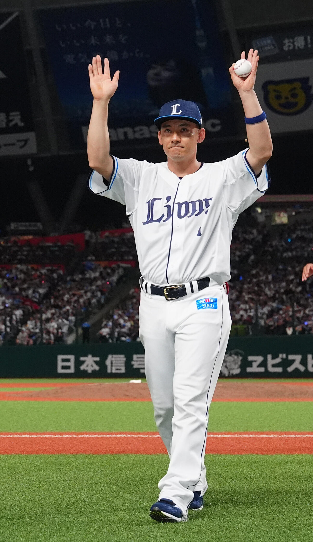 西武対楽天　試合後、勝利球を手にする西武栗山巧（撮影・江口和貴）